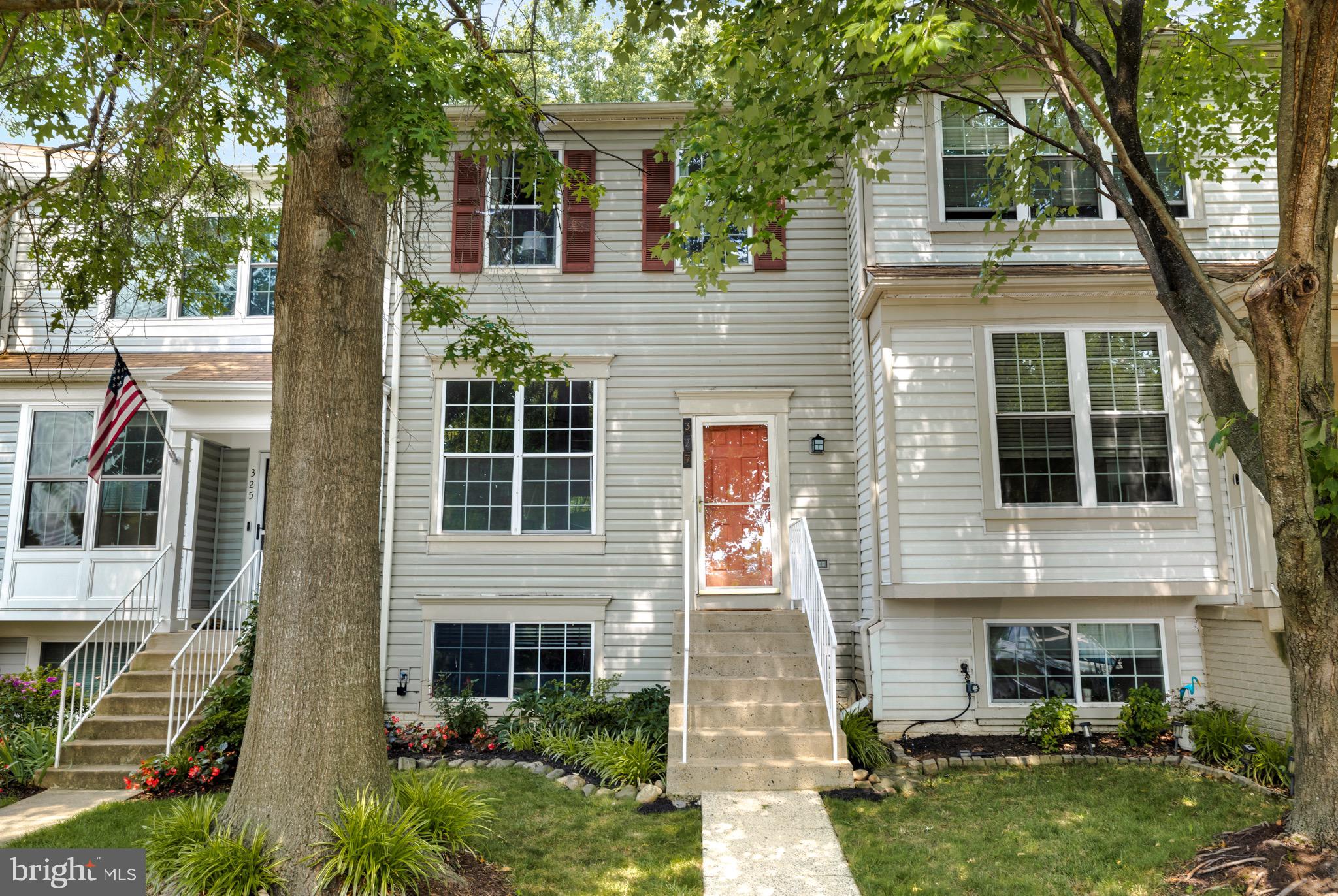 327 BRIDLE CREST SQUARE NE