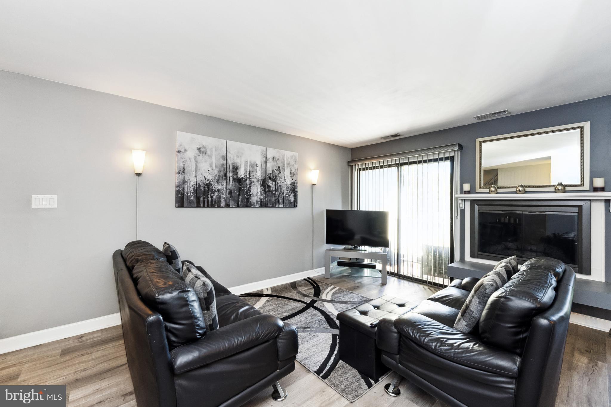 1042 Warwick COURT Unit: 7