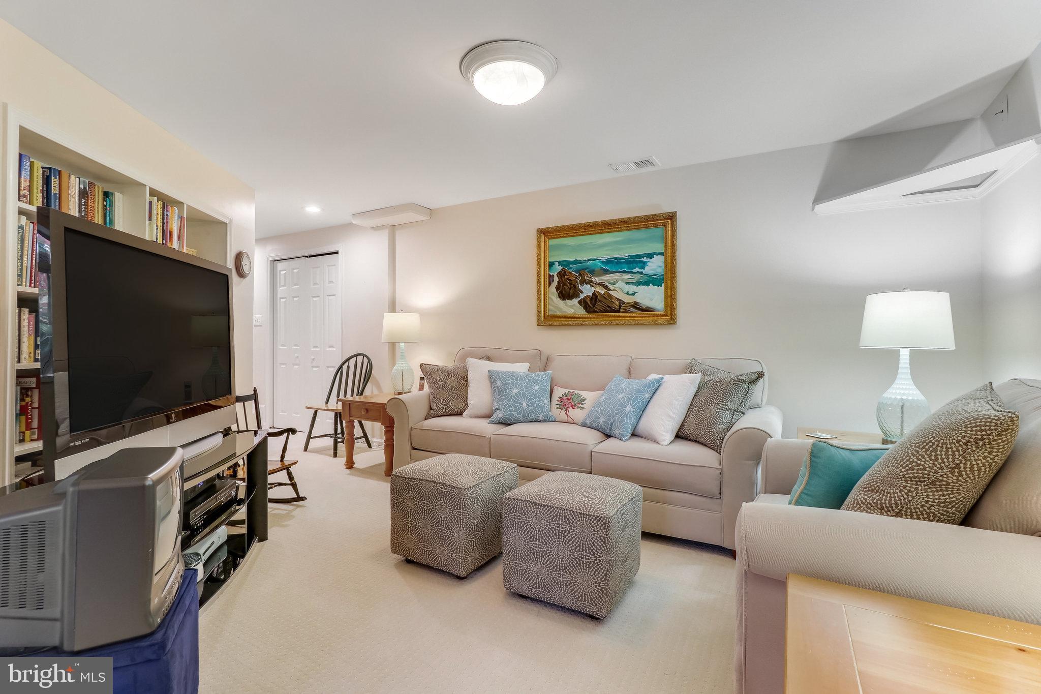 210 Pin Oak COURT