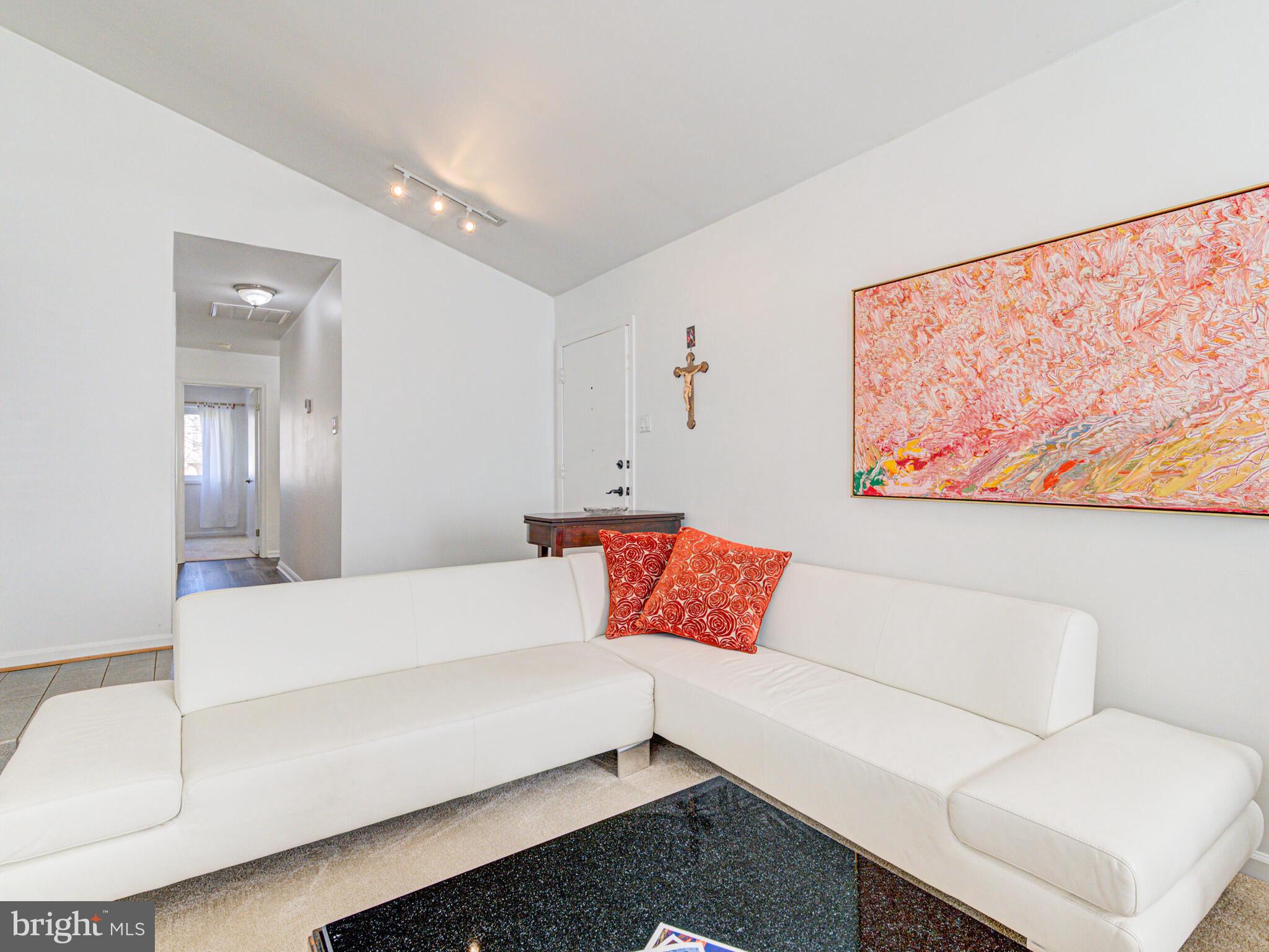 216 Hillsdale DRIVE