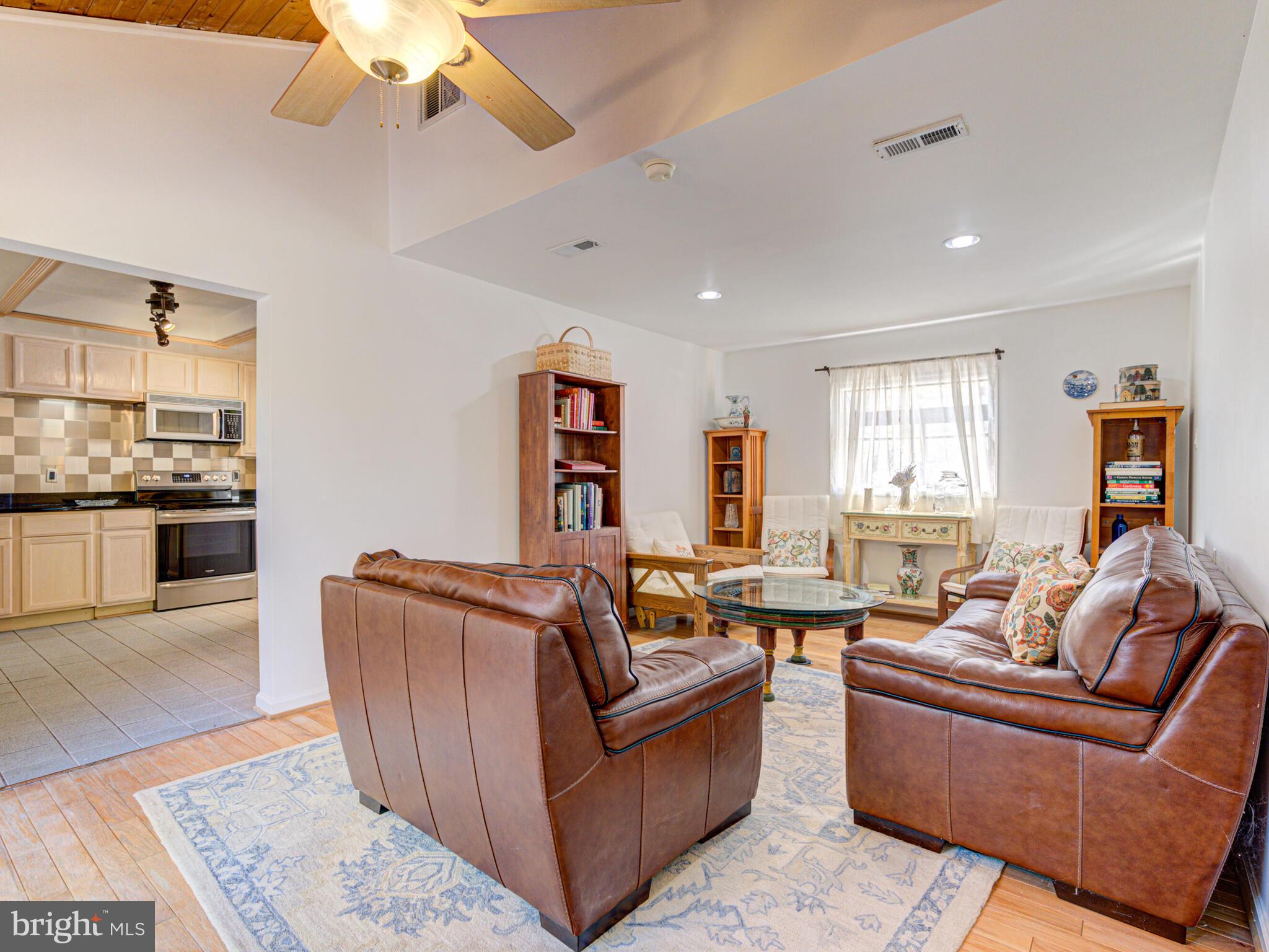 216 Hillsdale DRIVE