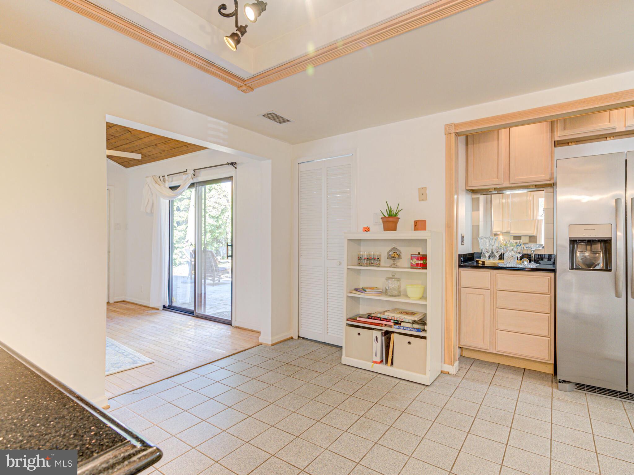 216 Hillsdale DRIVE