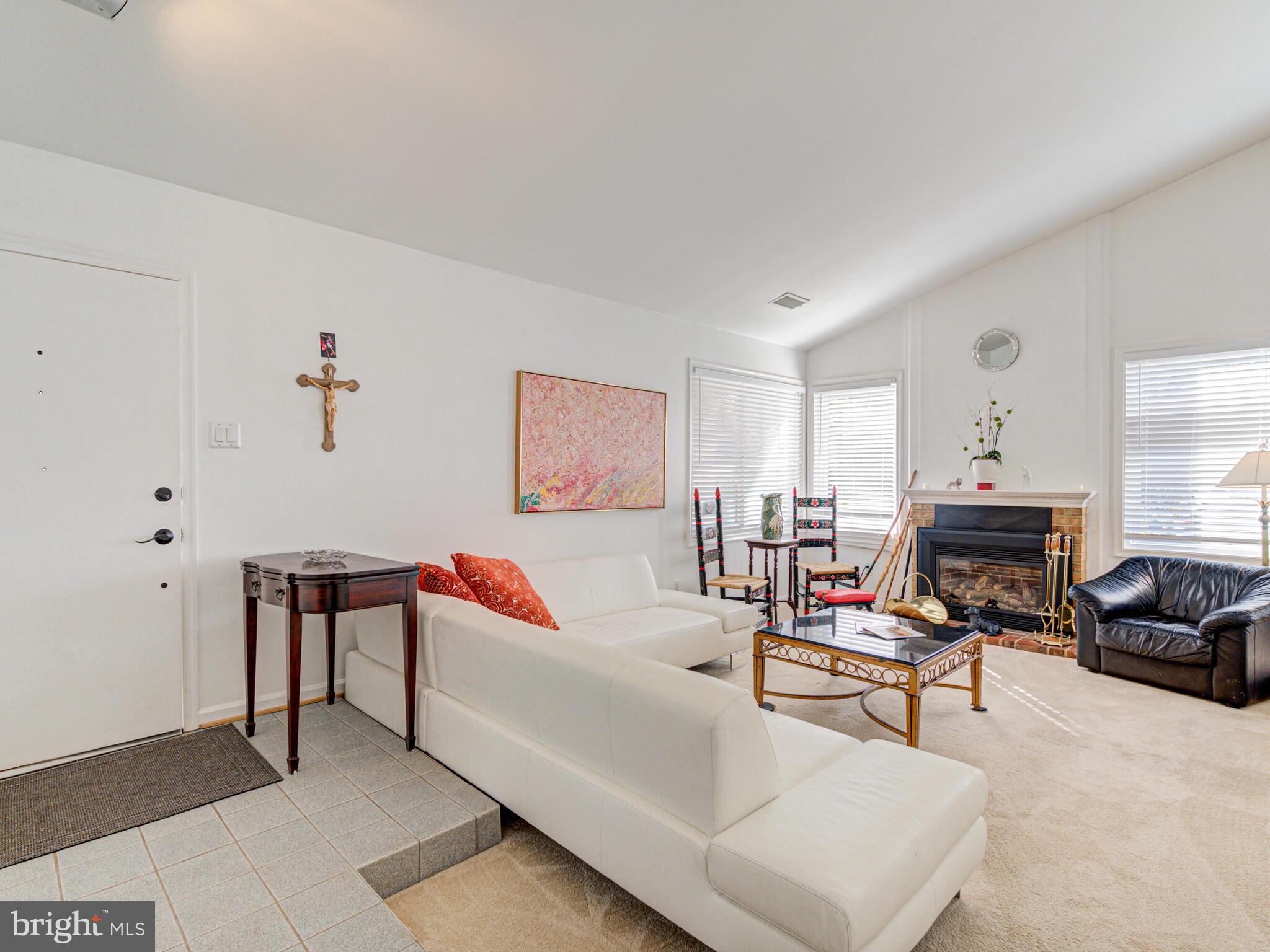 216 Hillsdale DRIVE