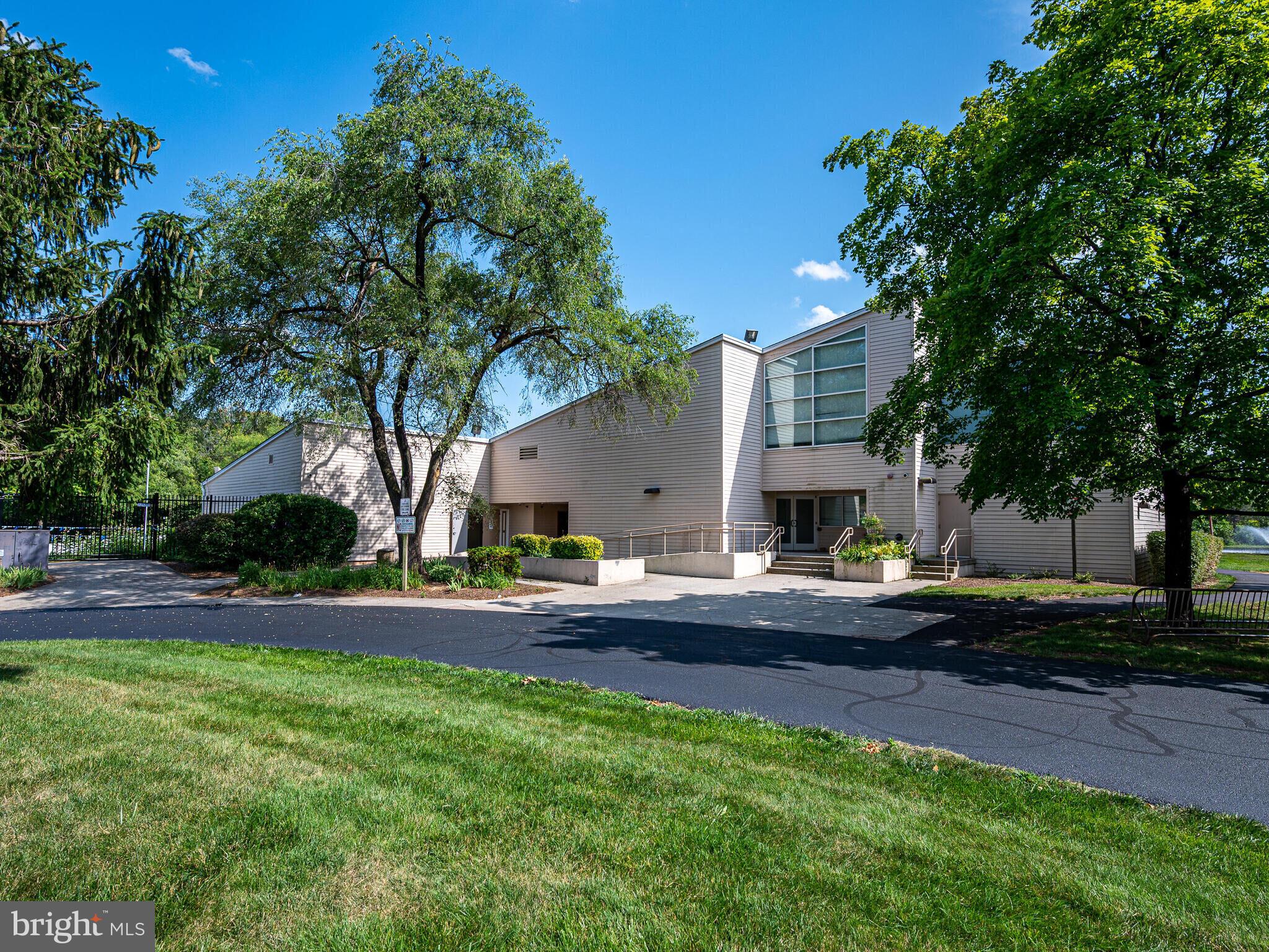 216 Hillsdale DRIVE