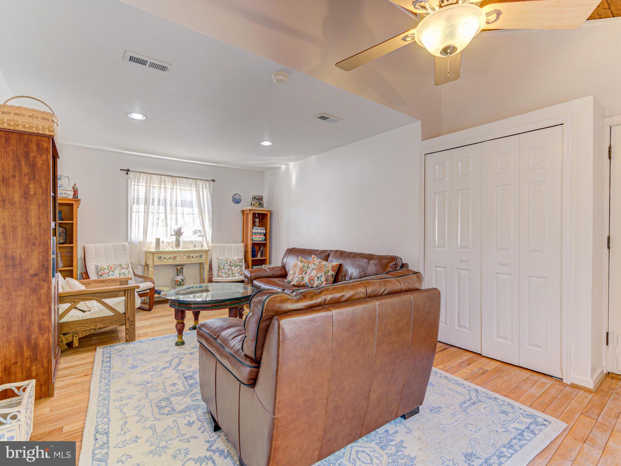 216 Hillsdale DRIVE