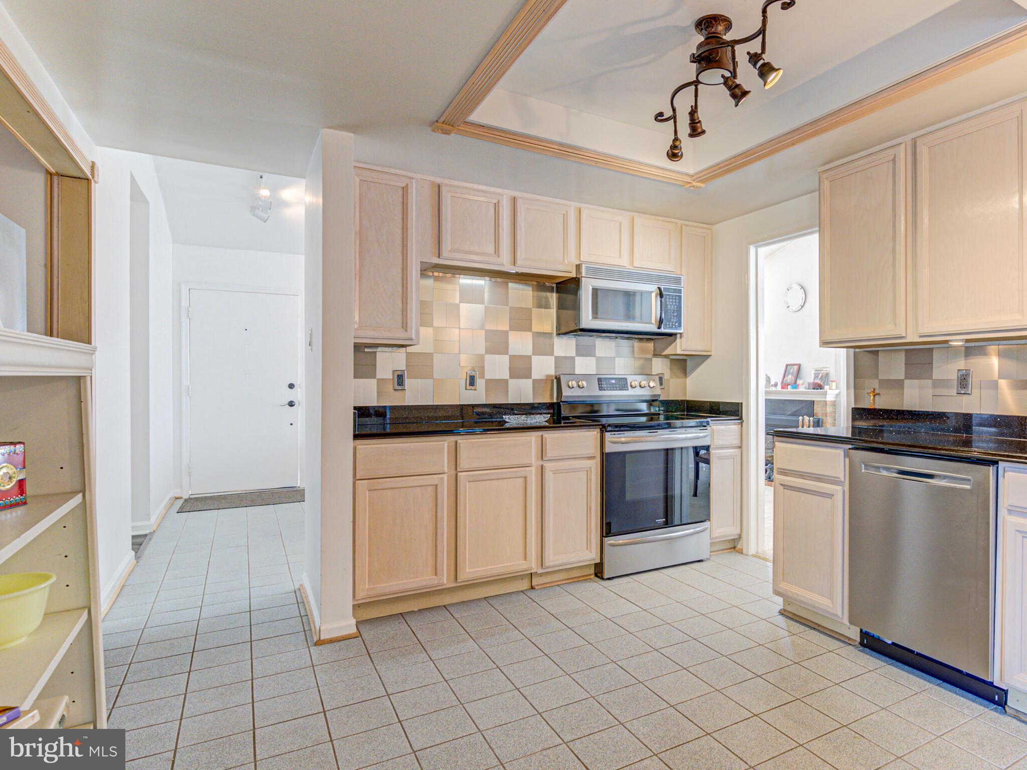 216 Hillsdale DRIVE