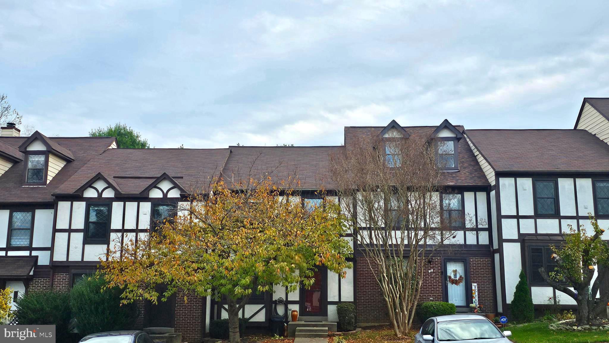 12 Lyndhurst COURT