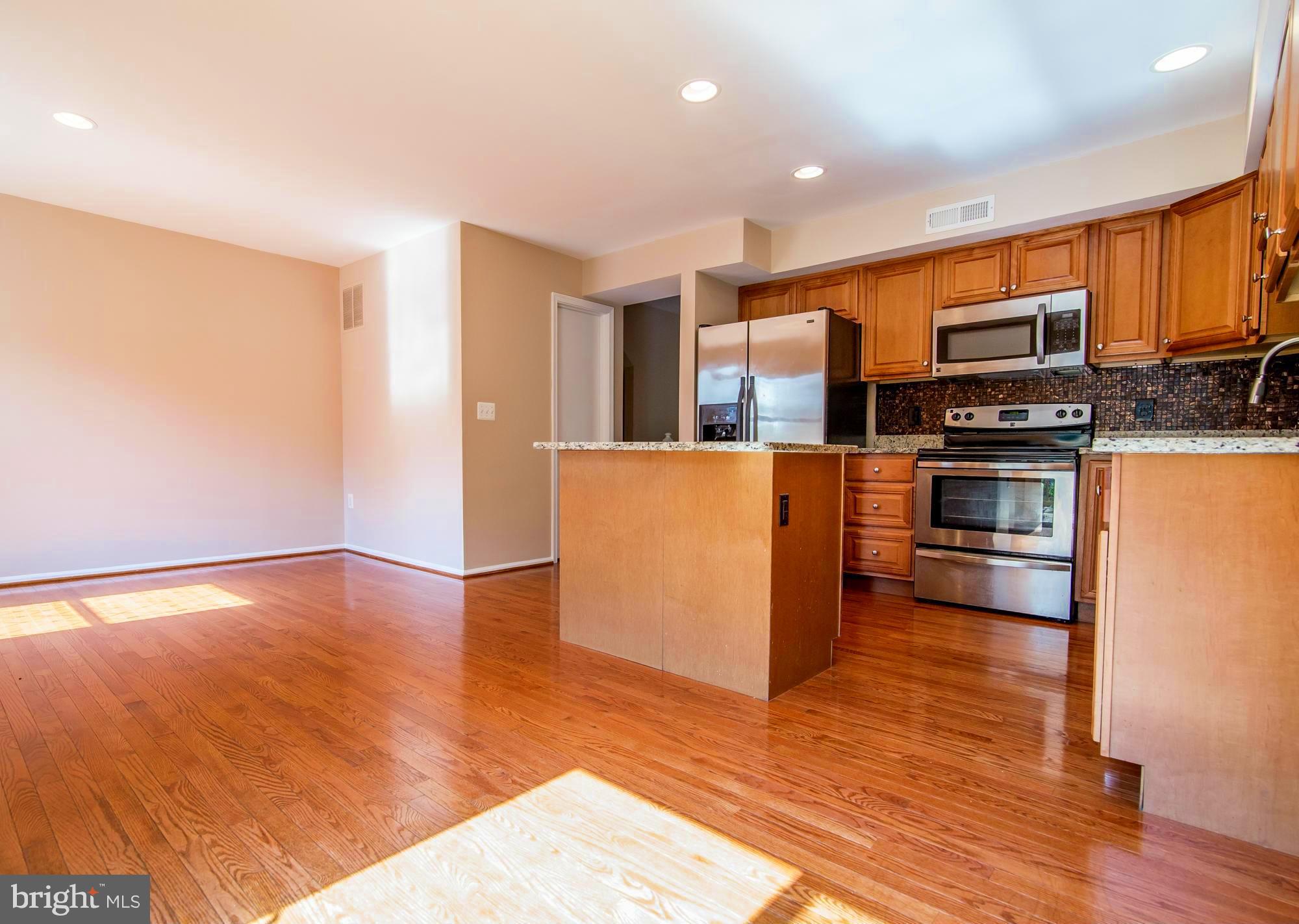 12 Lyndhurst COURT