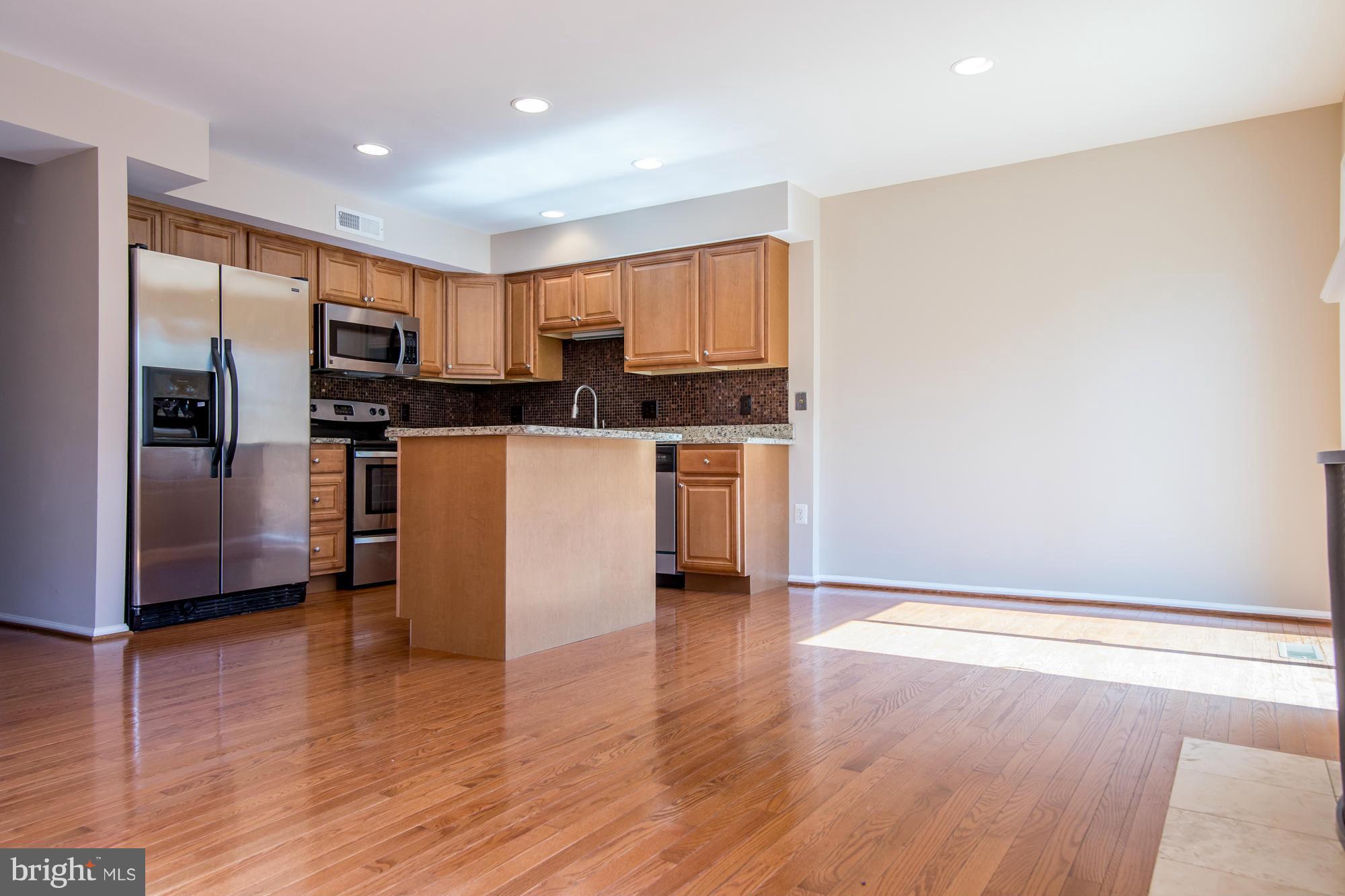 12 Lyndhurst COURT