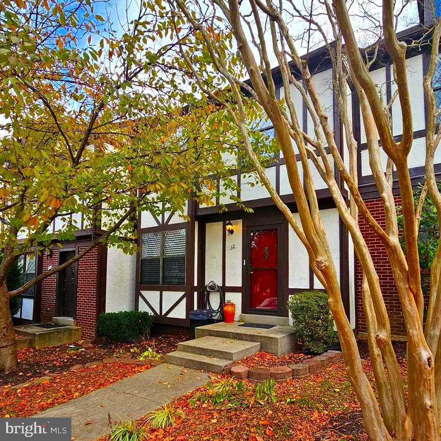 12 Lyndhurst COURT