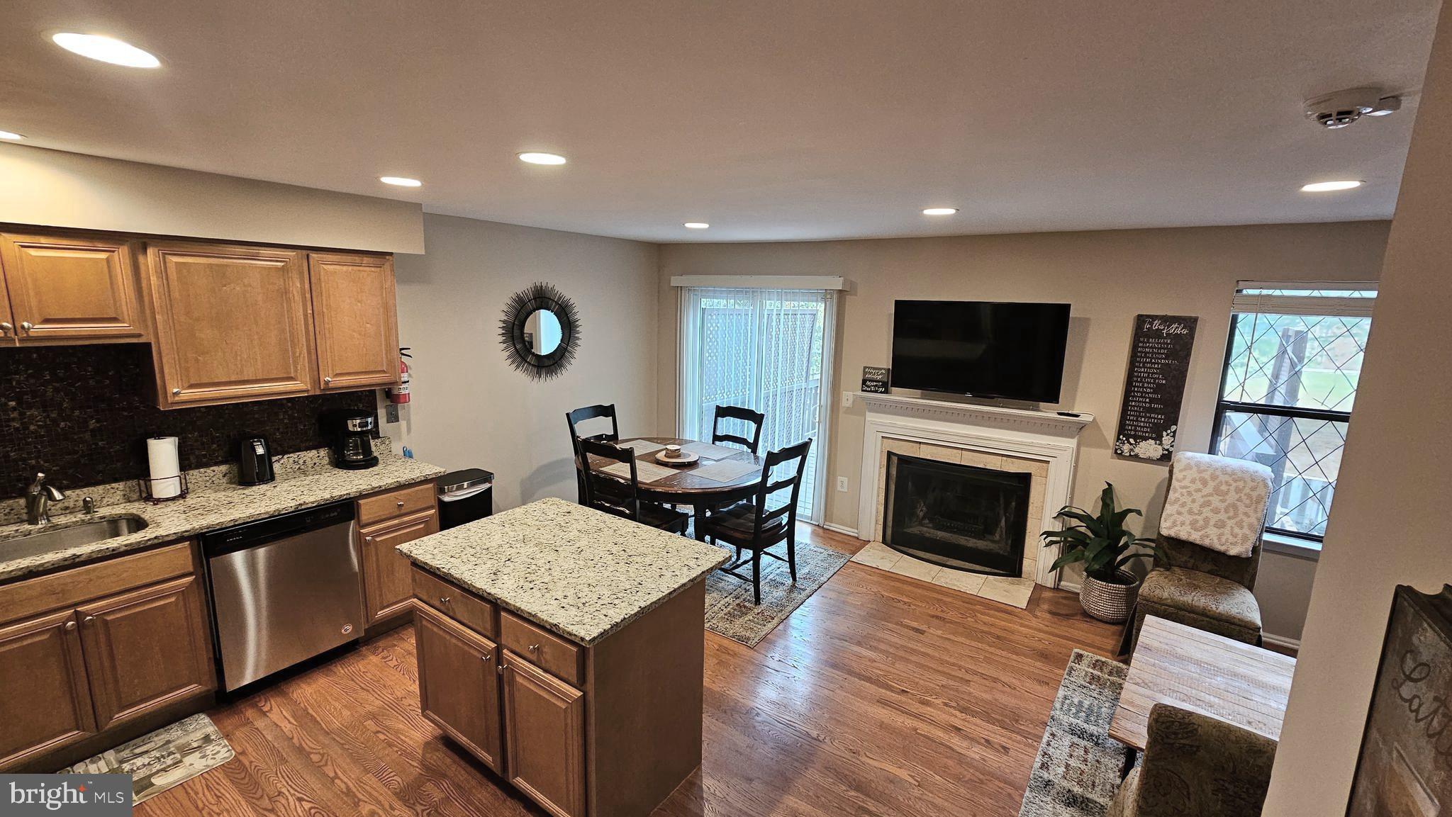12 Lyndhurst COURT
