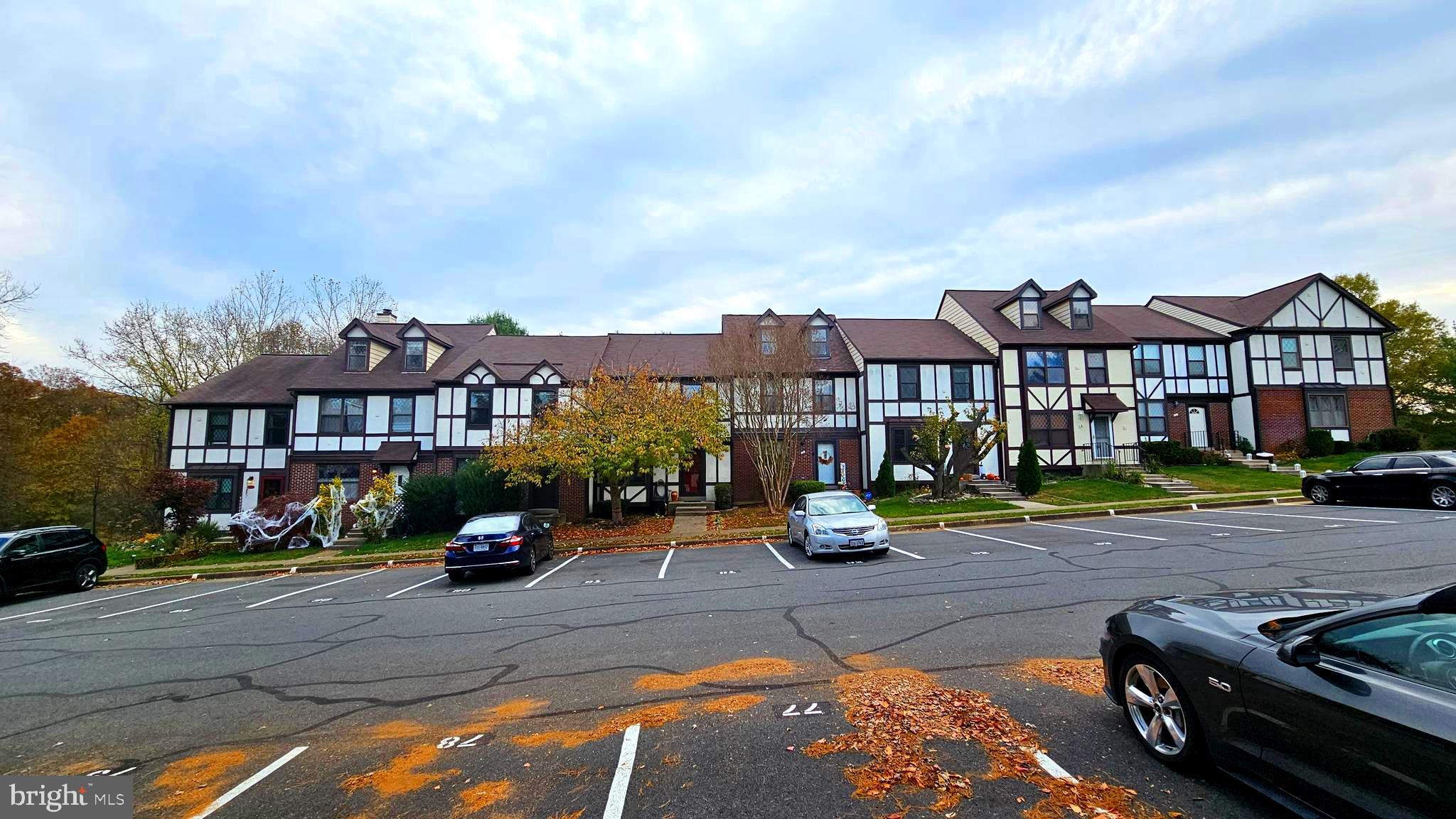 12 Lyndhurst COURT
