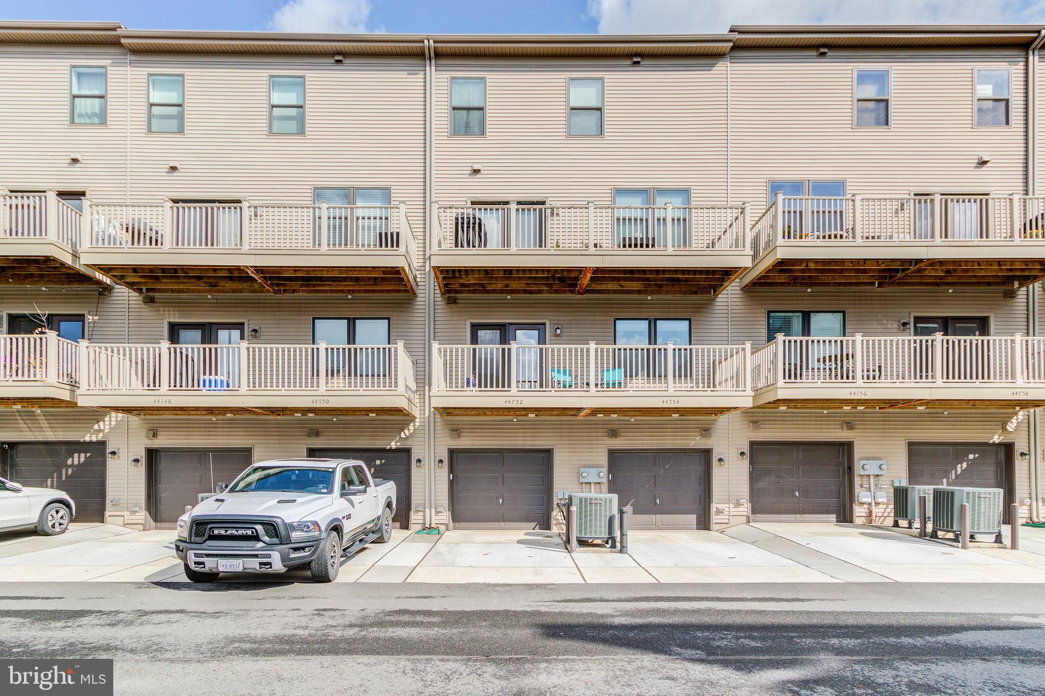 44752 Tiverton SQUARE