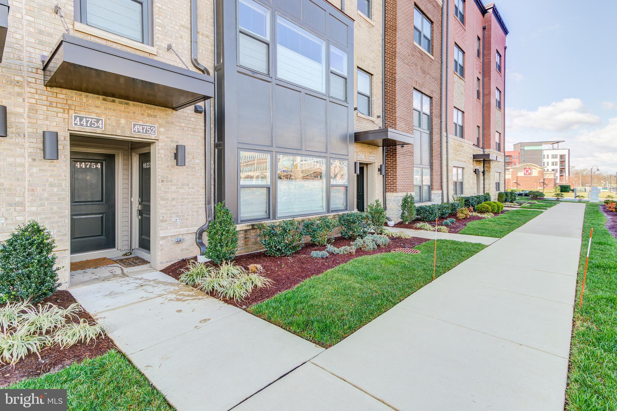44752 Tiverton SQUARE