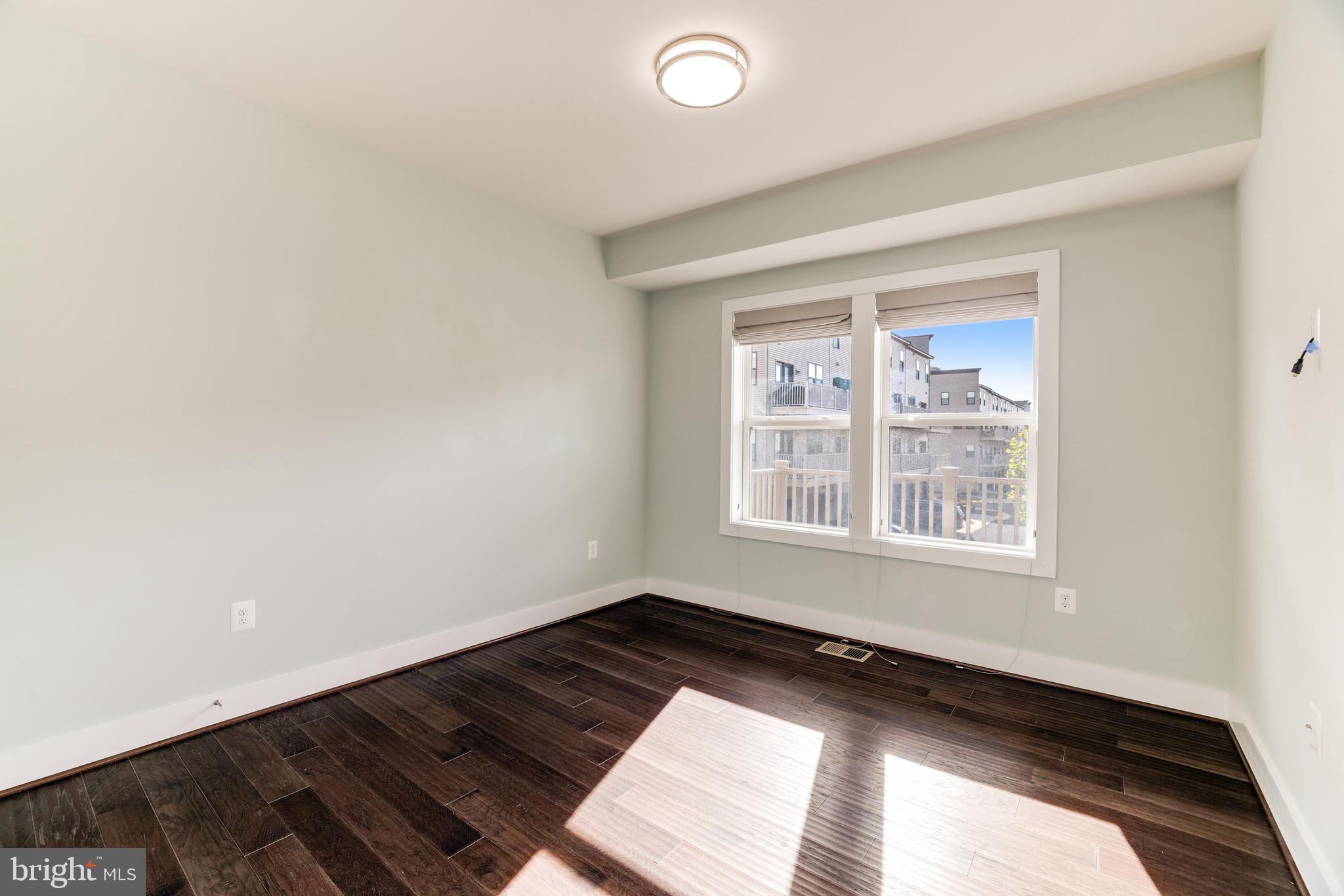 44752 Tiverton SQUARE