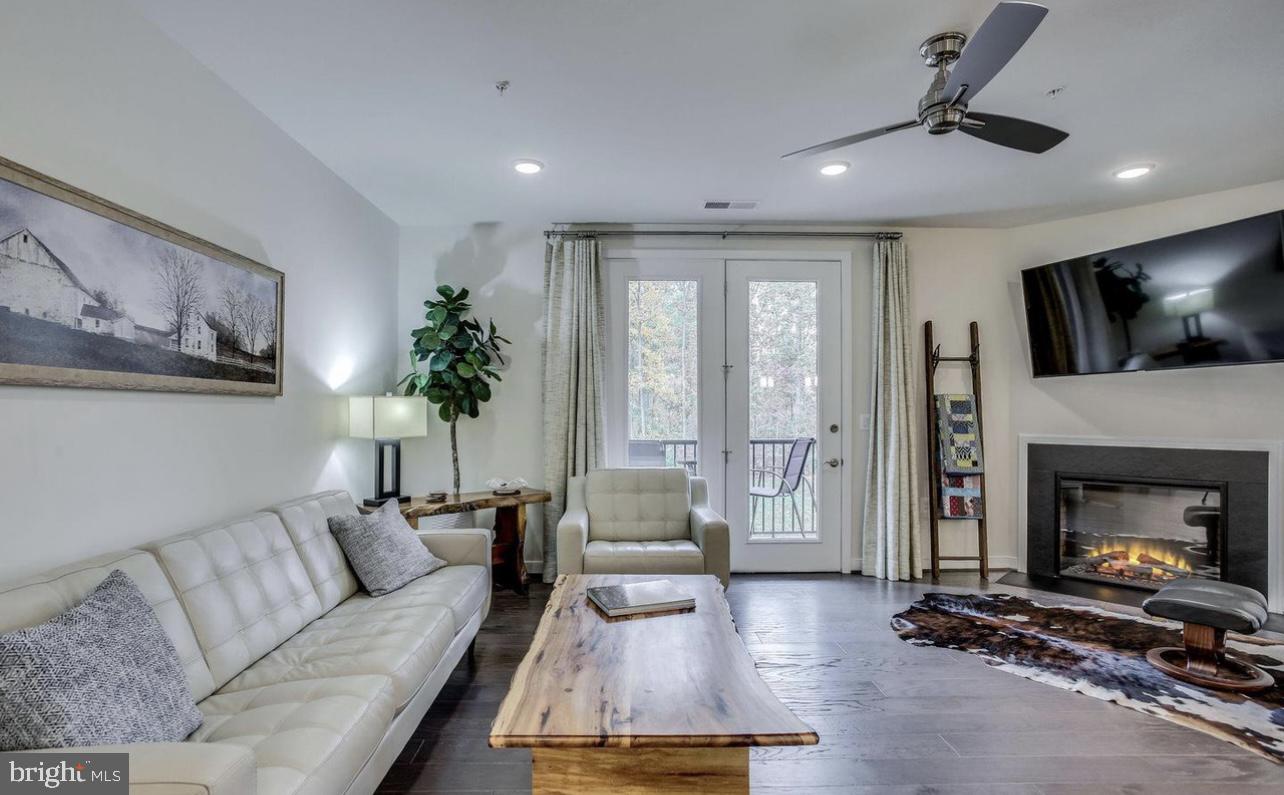 43095 Wynridge DRIVE Unit: 200