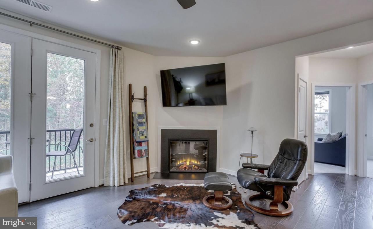 43095 Wynridge DRIVE Unit: 200