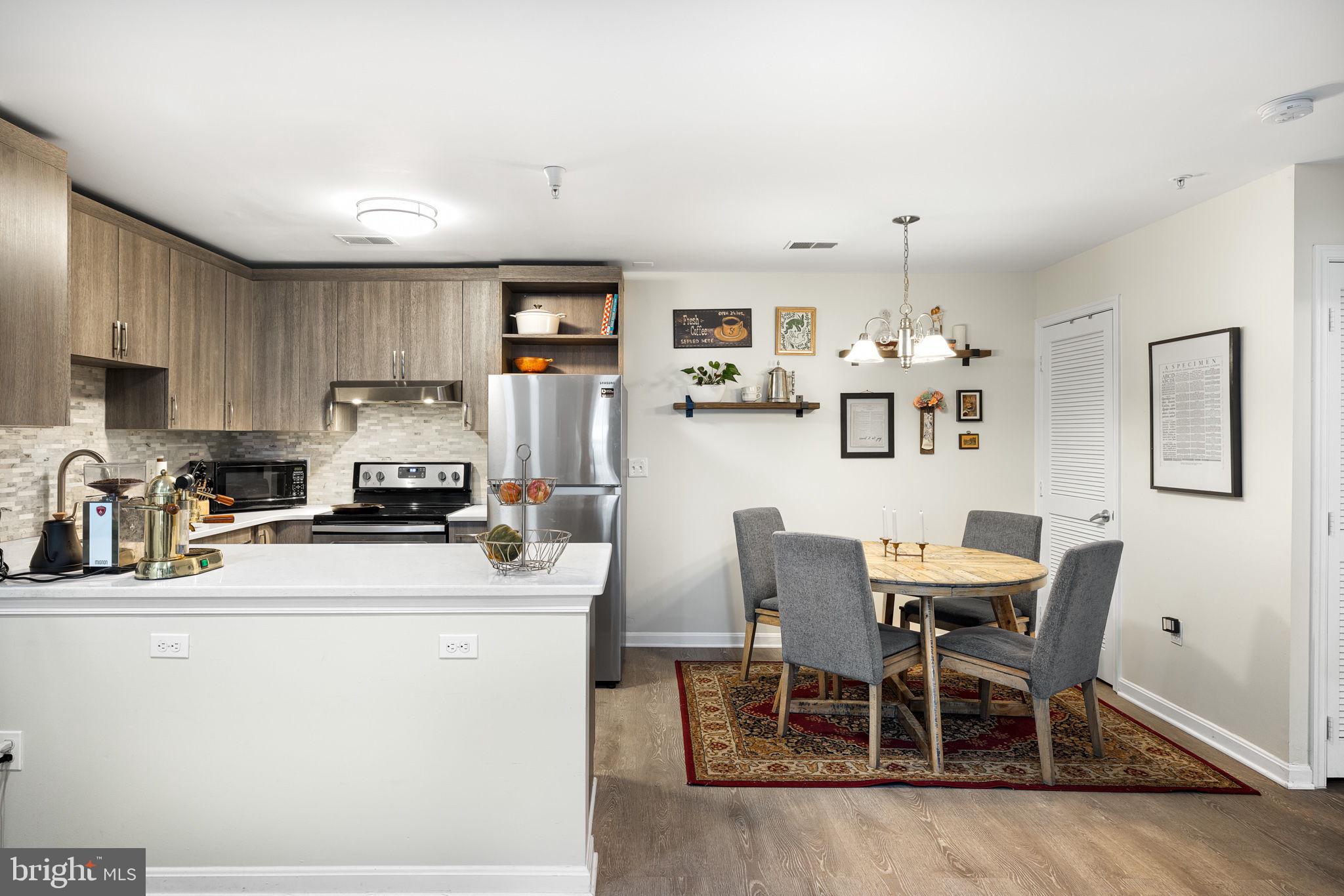 645 Constellation SQUARE SE Unit: B