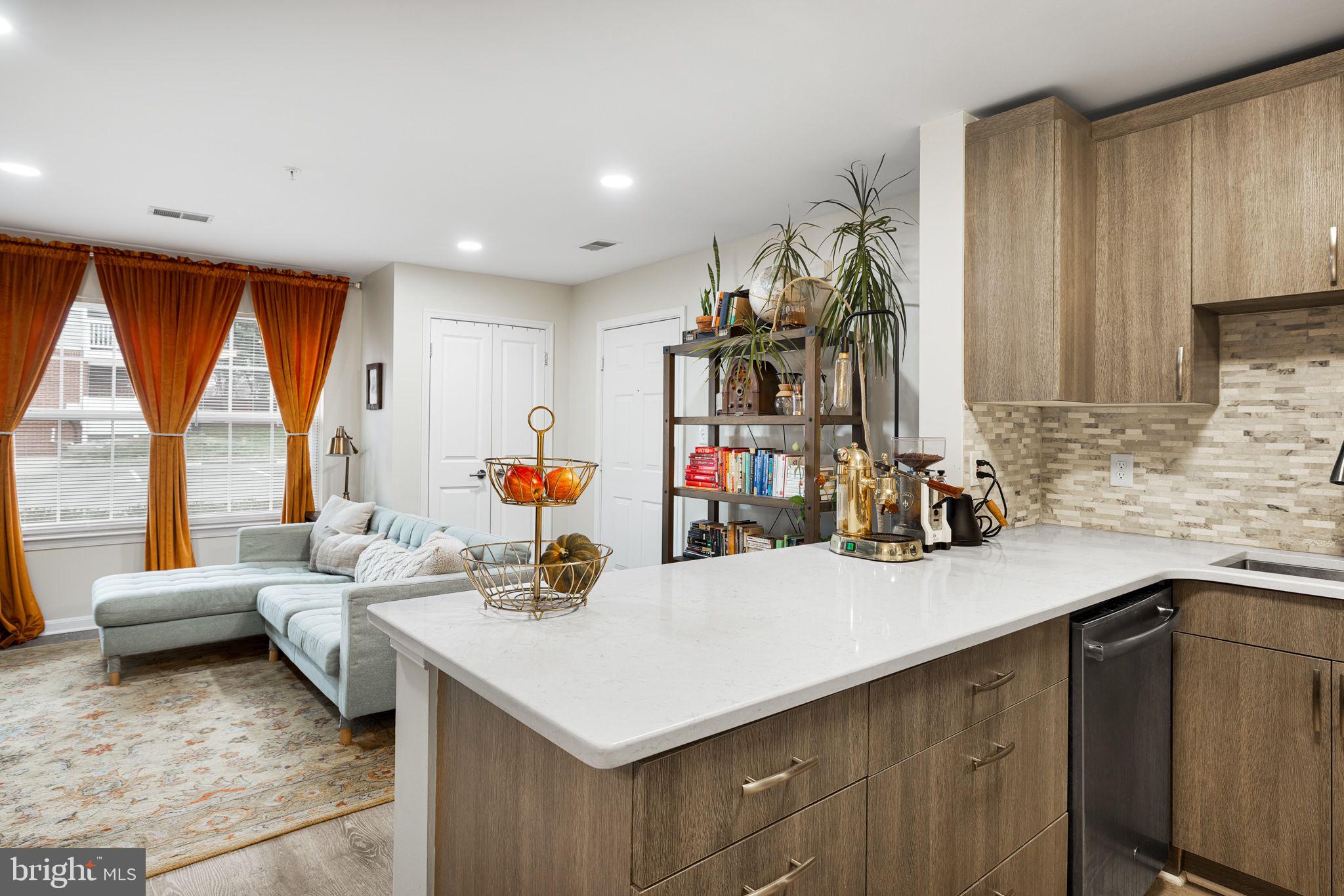 645 Constellation SQUARE SE Unit: B