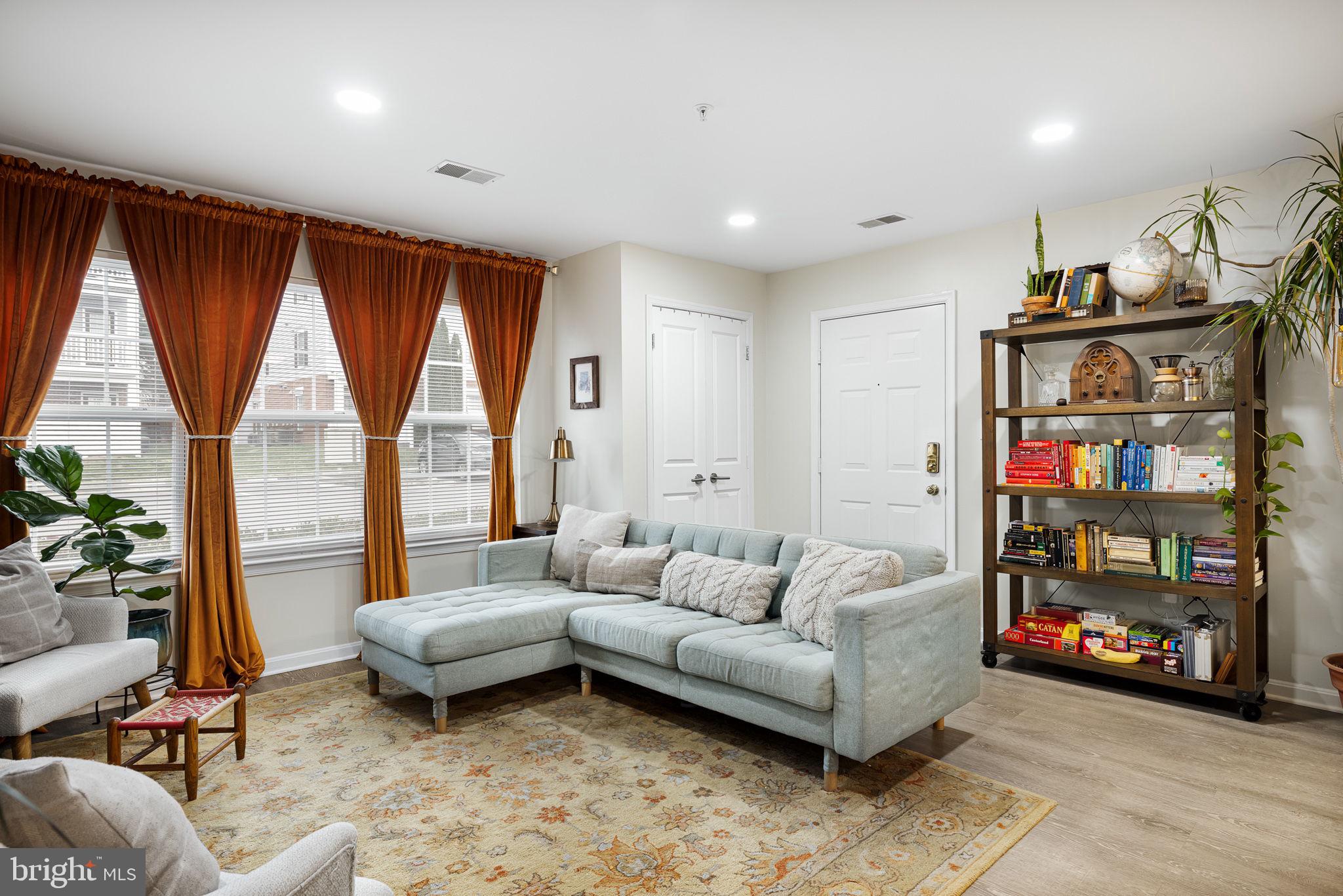 645 Constellation SQUARE SE Unit: B