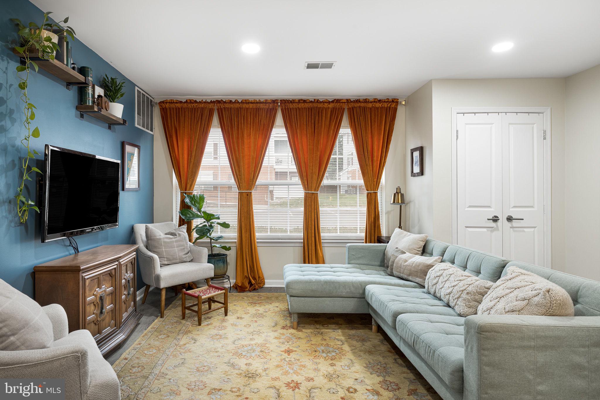 645 Constellation SQUARE SE Unit: B