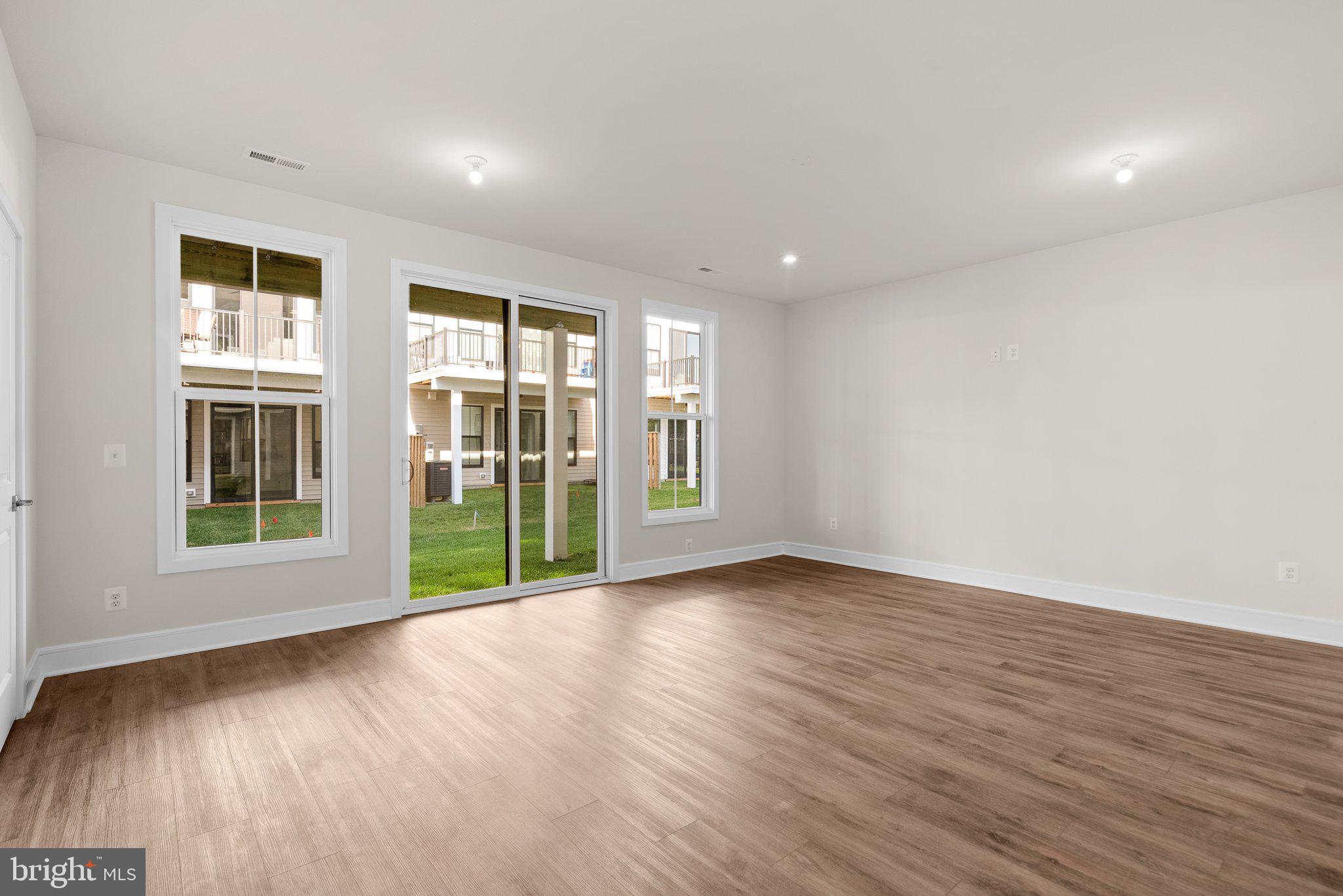 43593 Farringdon SQUARE