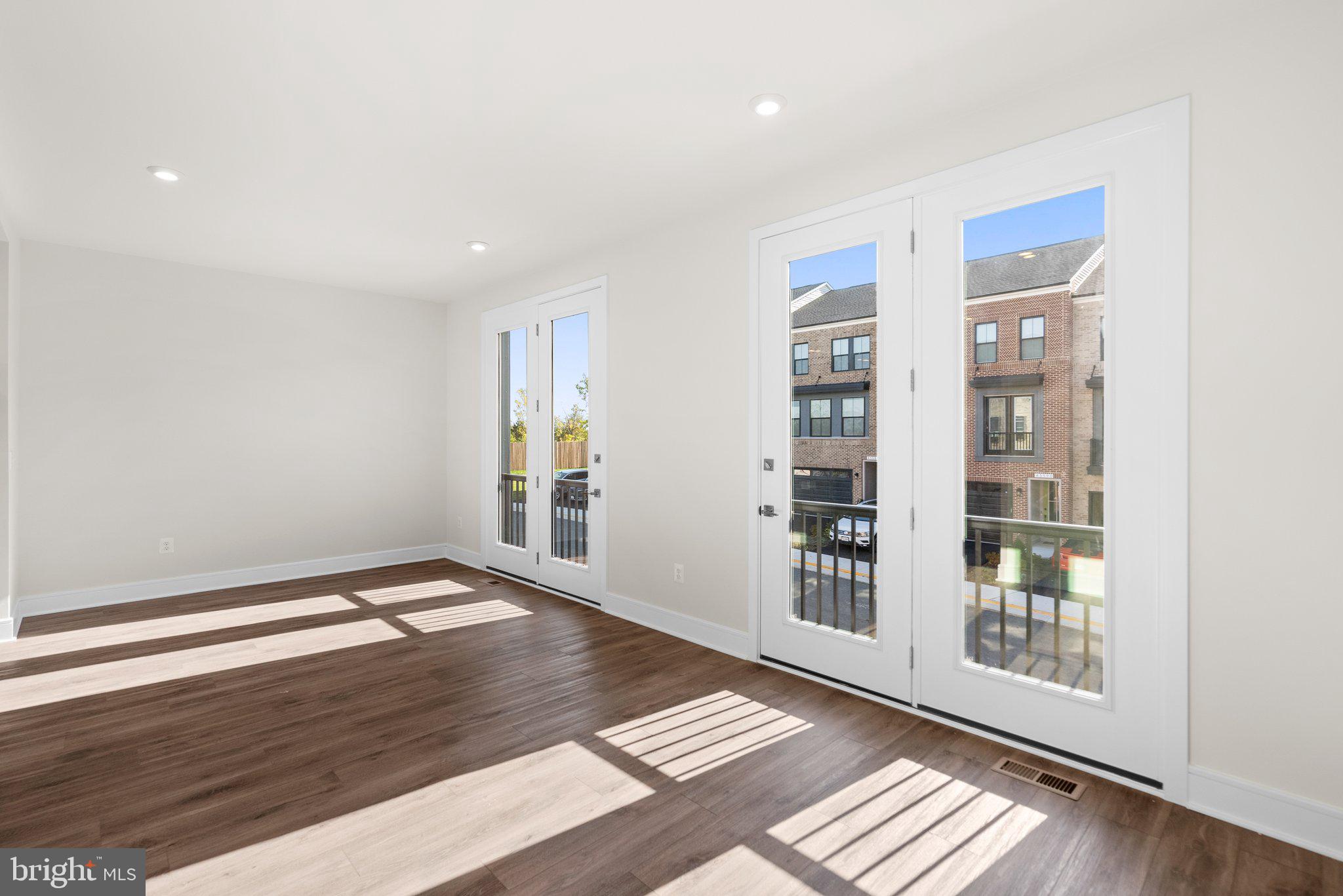 43593 Farringdon SQUARE
