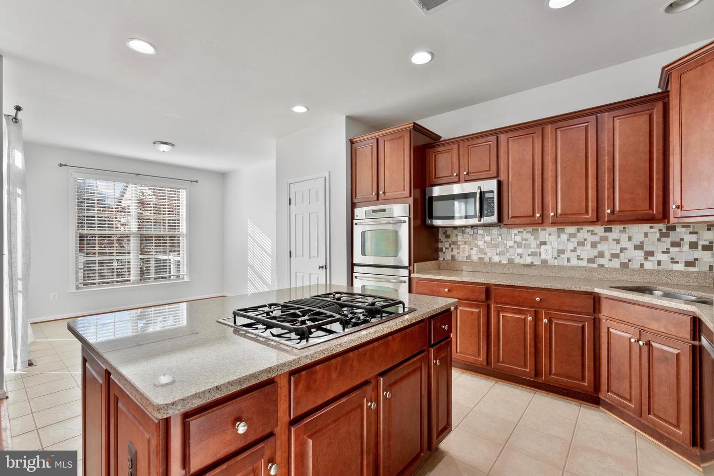 42733 Ogilvie SQUARE