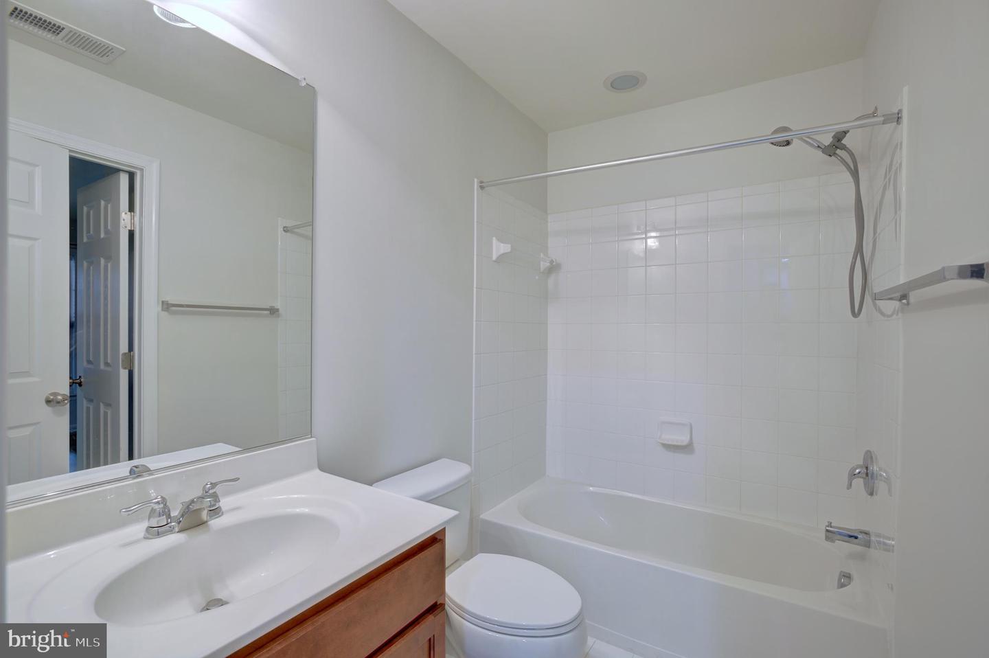 42733 Ogilvie SQUARE