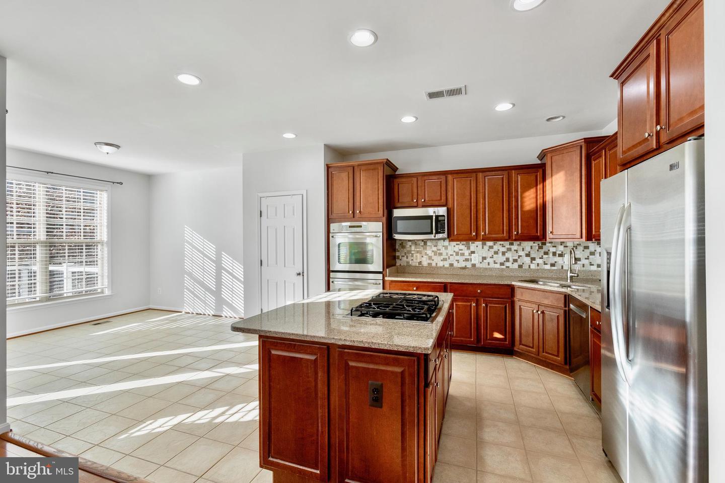42733 Ogilvie SQUARE
