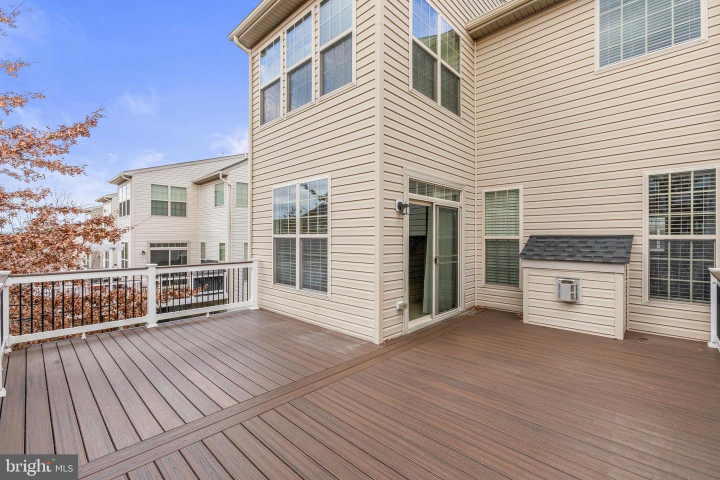 42733 Ogilvie SQUARE