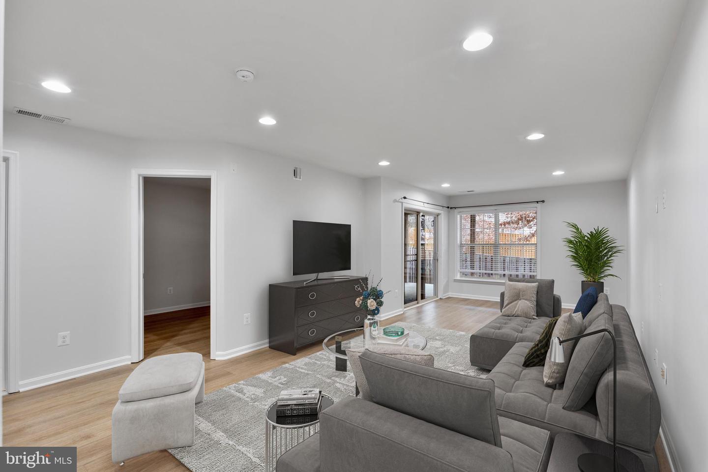 42733 Ogilvie SQUARE