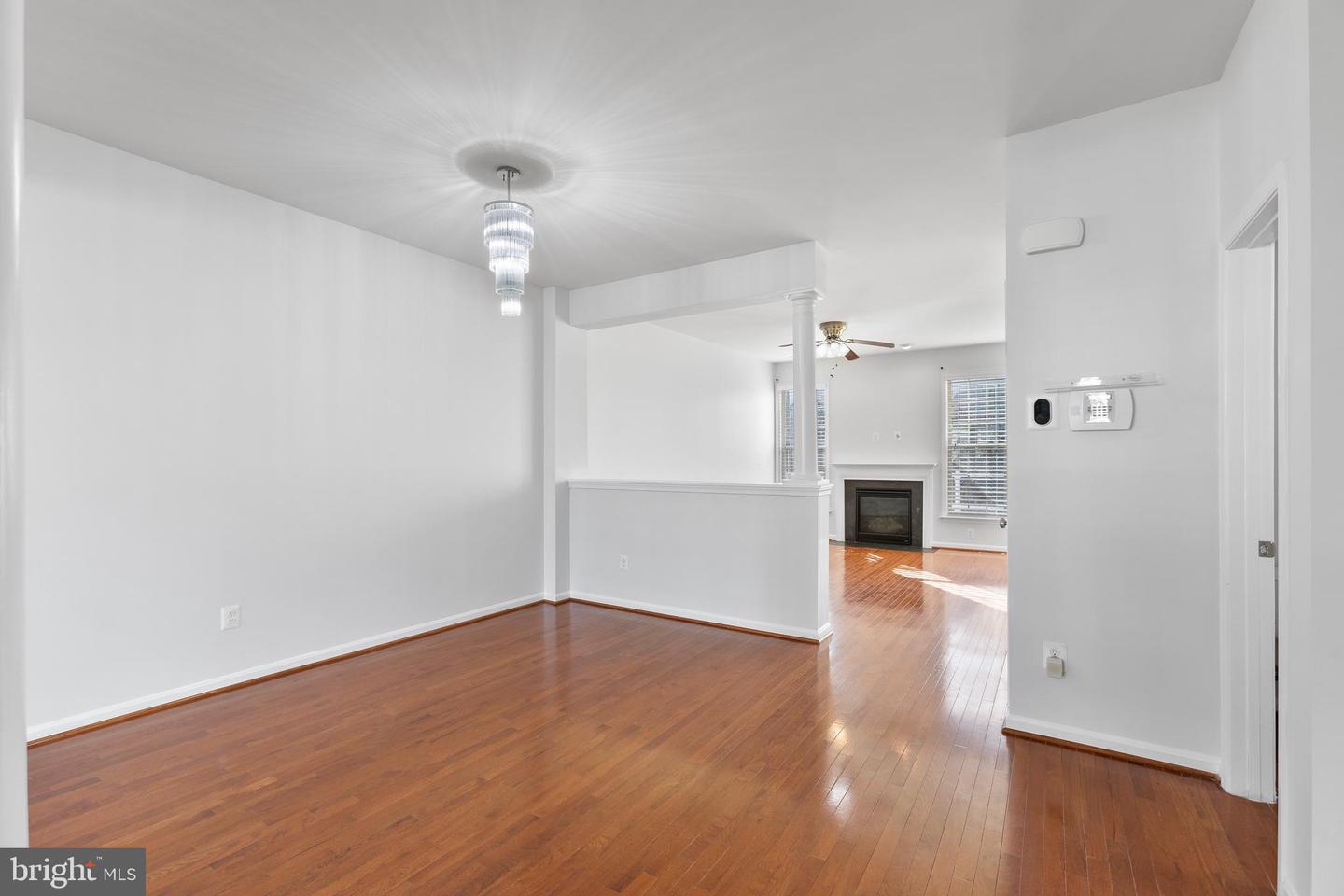 42733 Ogilvie SQUARE