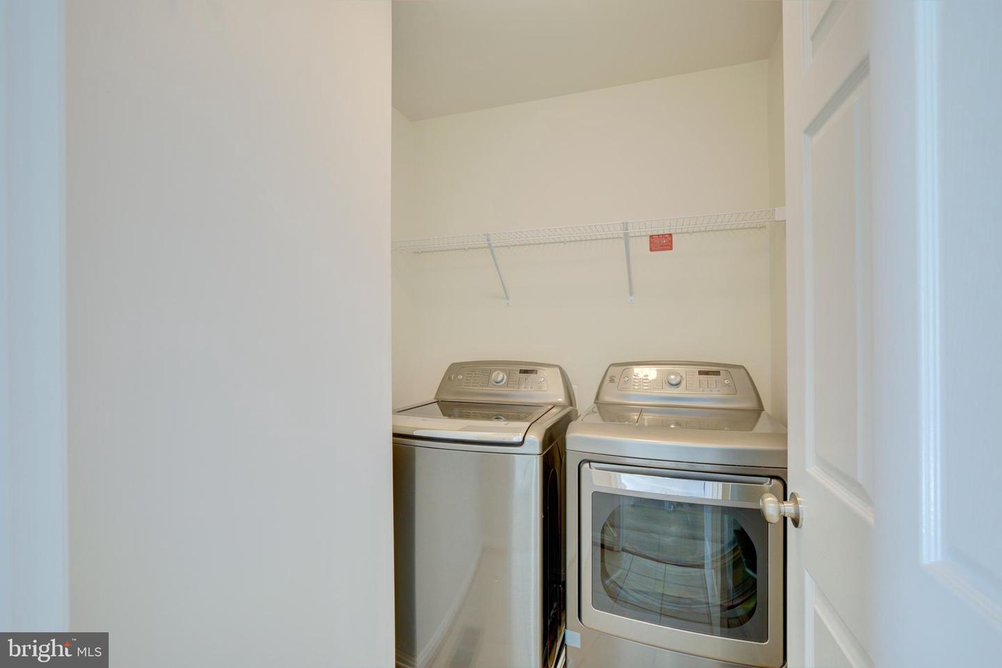 42733 Ogilvie SQUARE