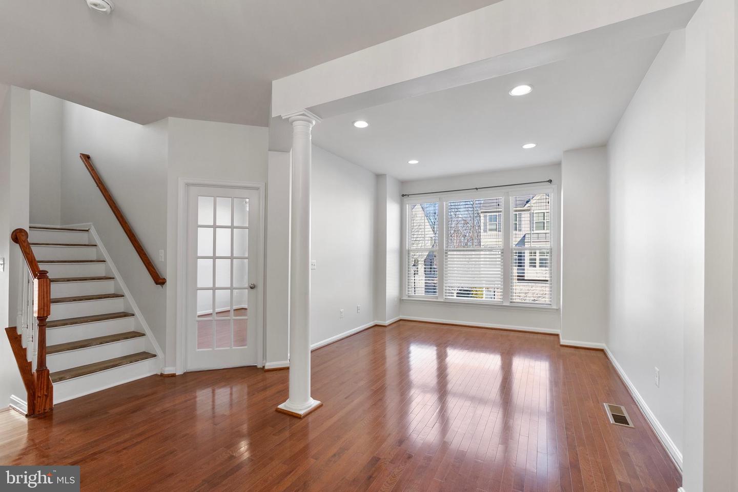 42733 Ogilvie SQUARE