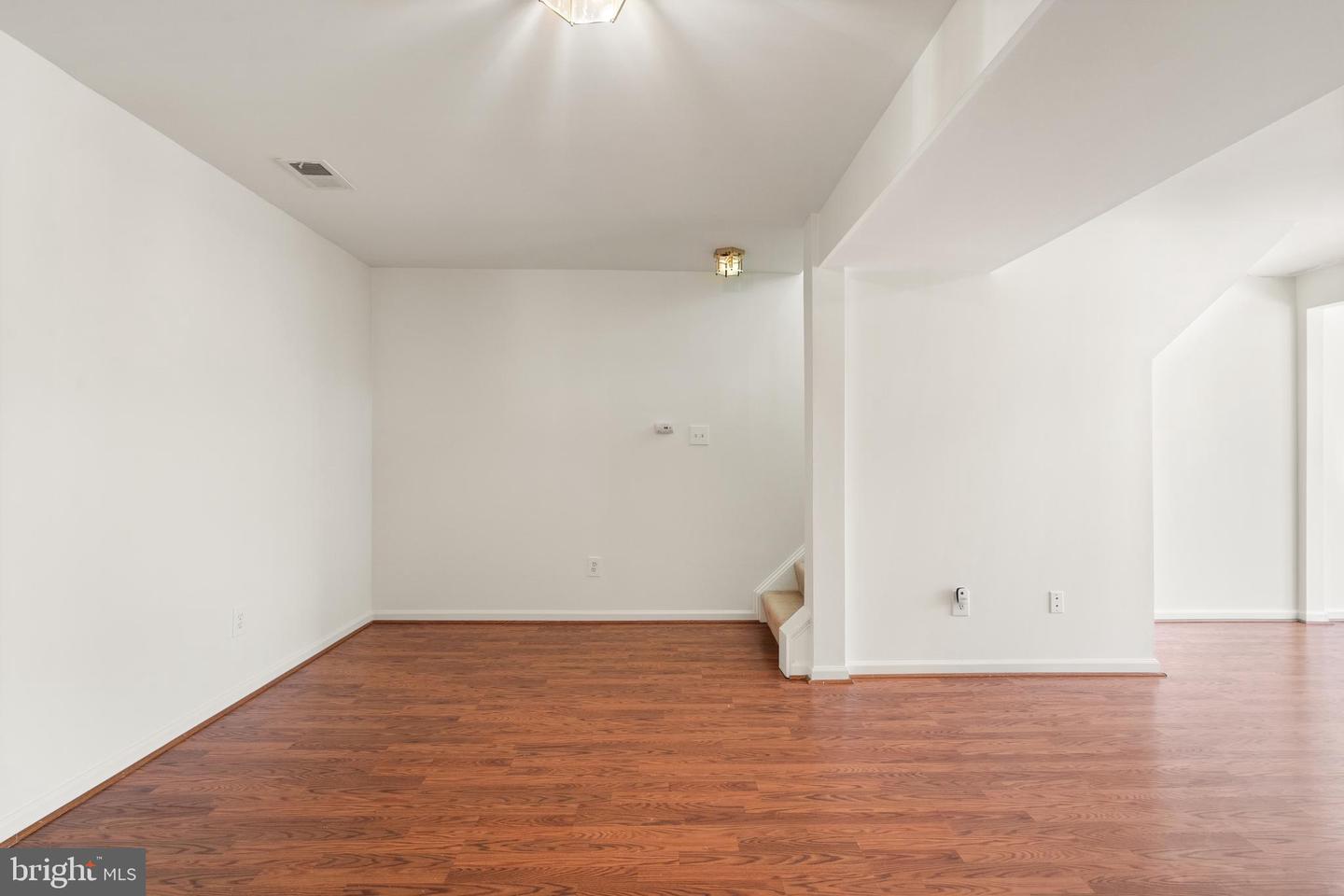 20302 Sprucegrove SQUARE