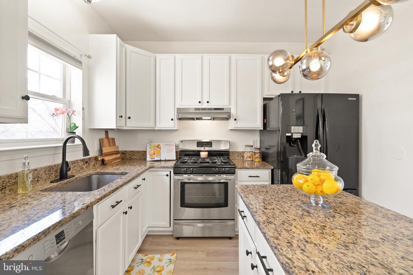 20302 Sprucegrove SQUARE