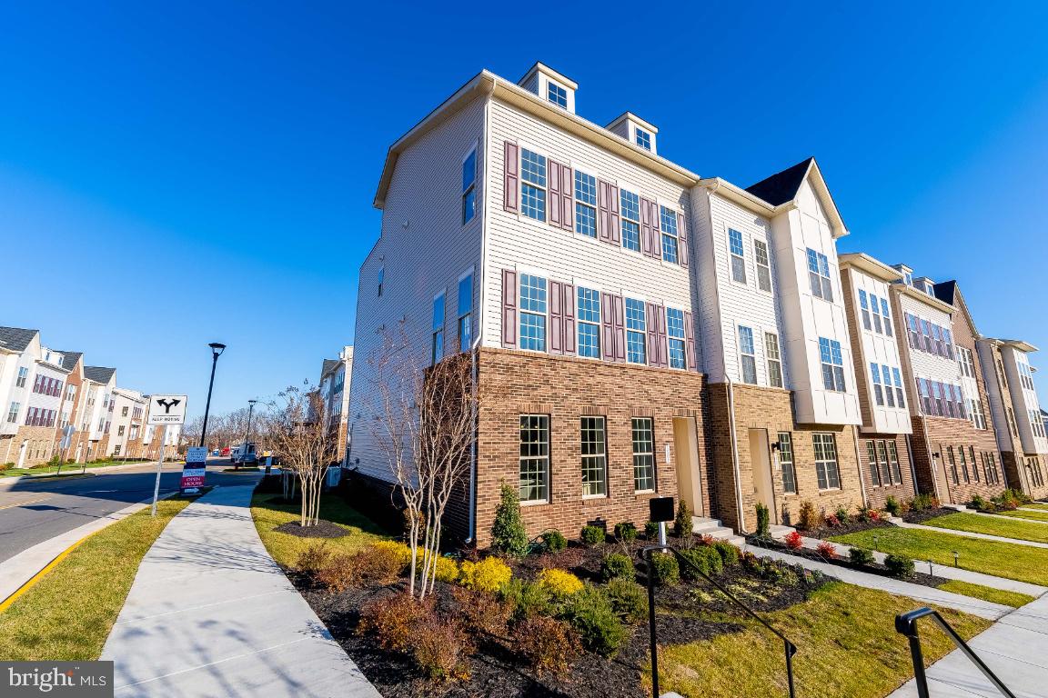 1403 Tawny Thrasher Terrace NE
