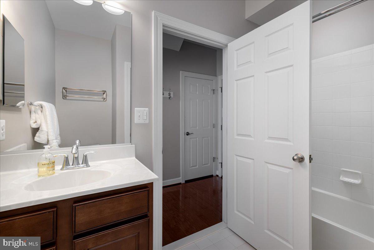 1604 Kinnaird Ter NE