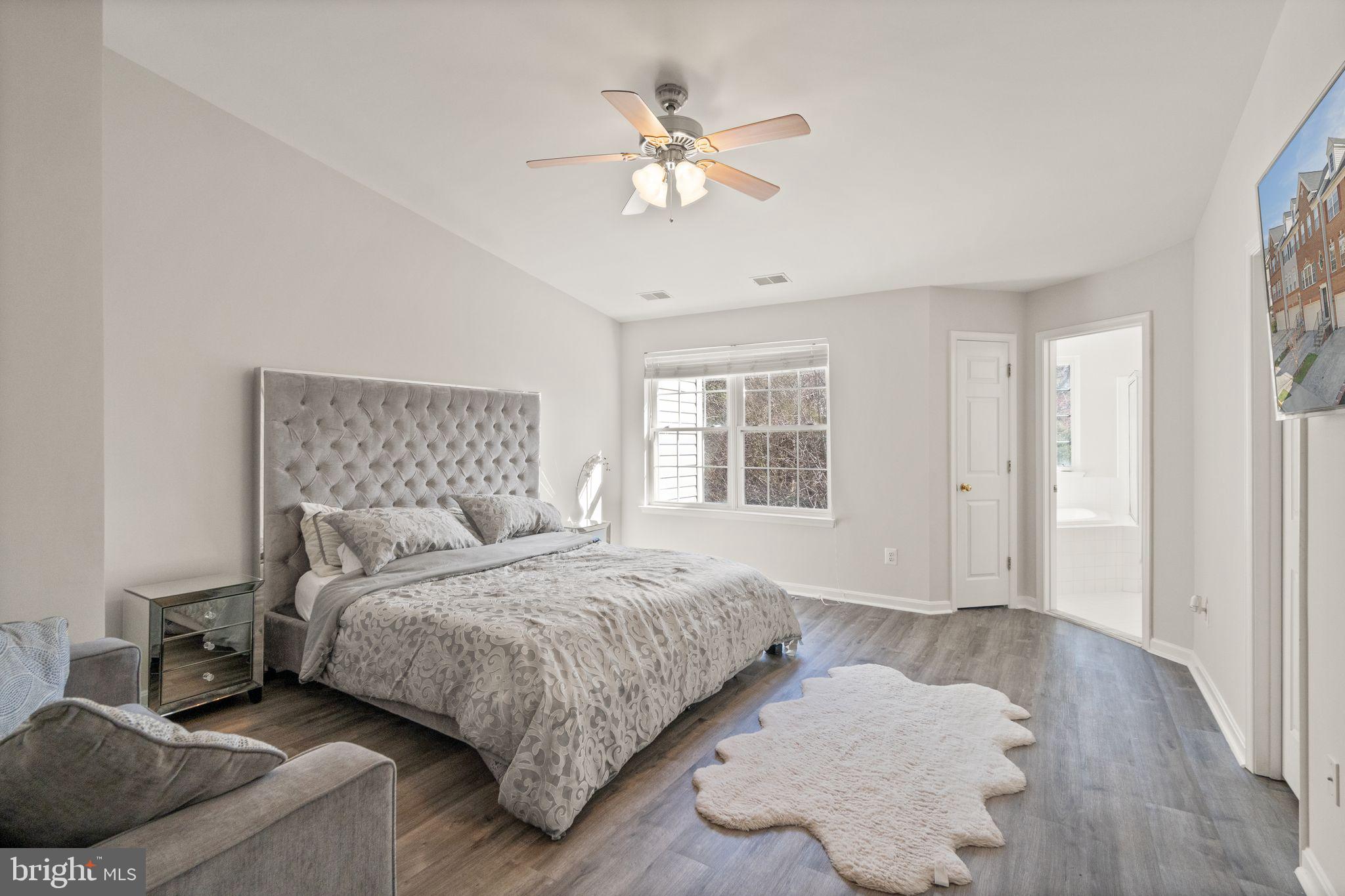 1202 Cambria Ter NE