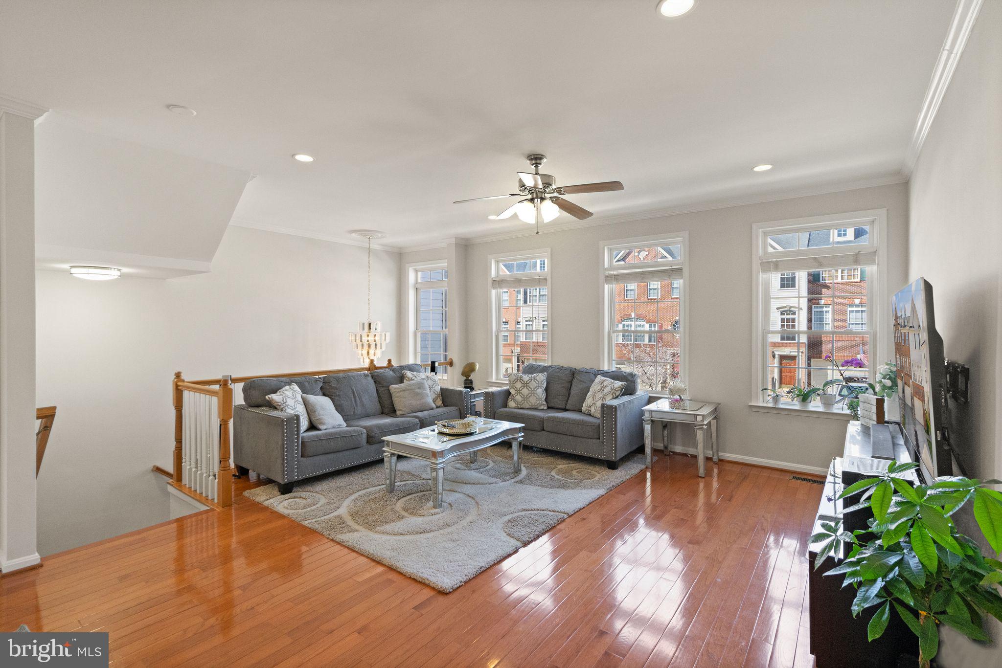 1202 Cambria Ter NE