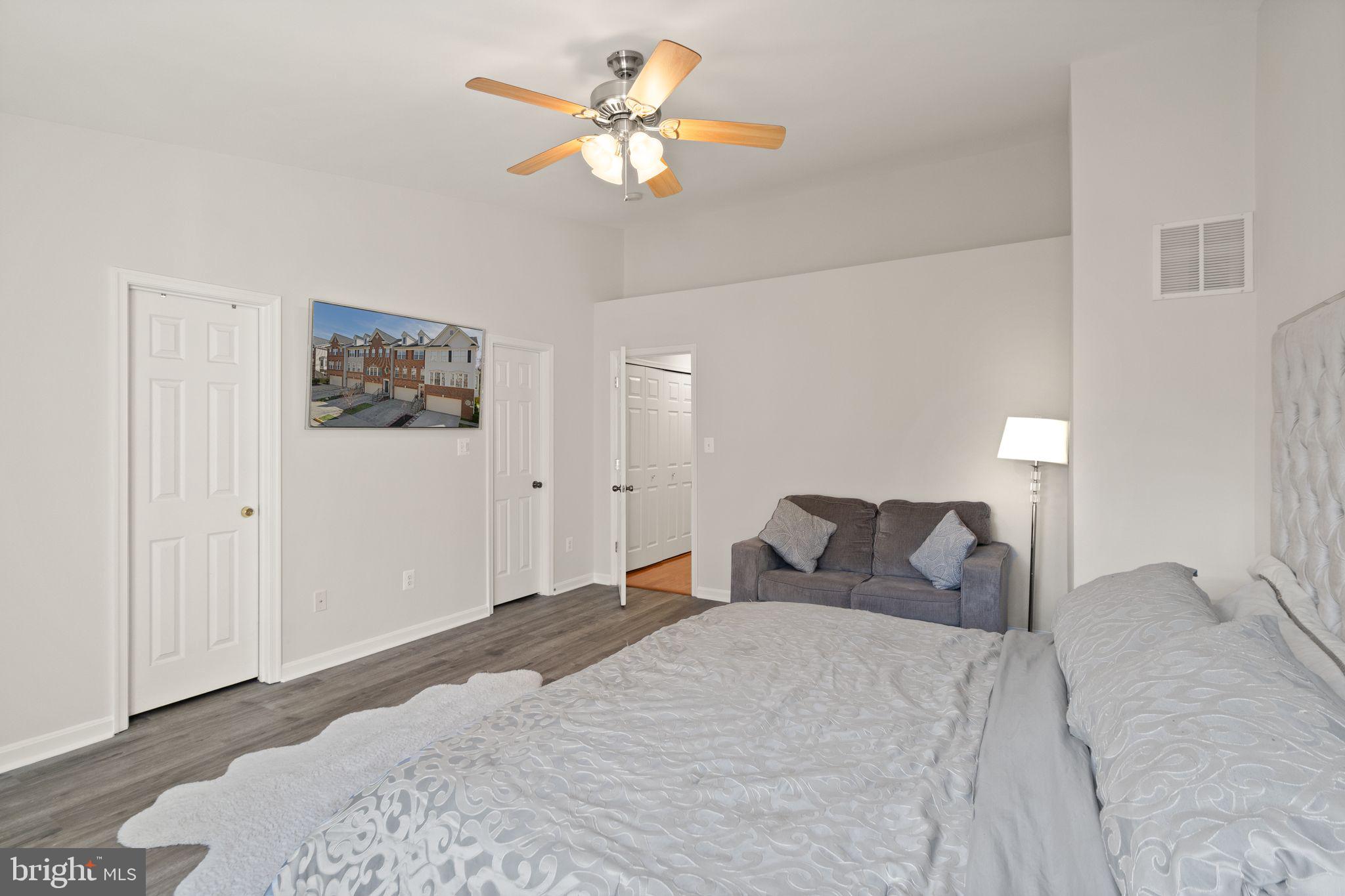1202 Cambria Ter NE