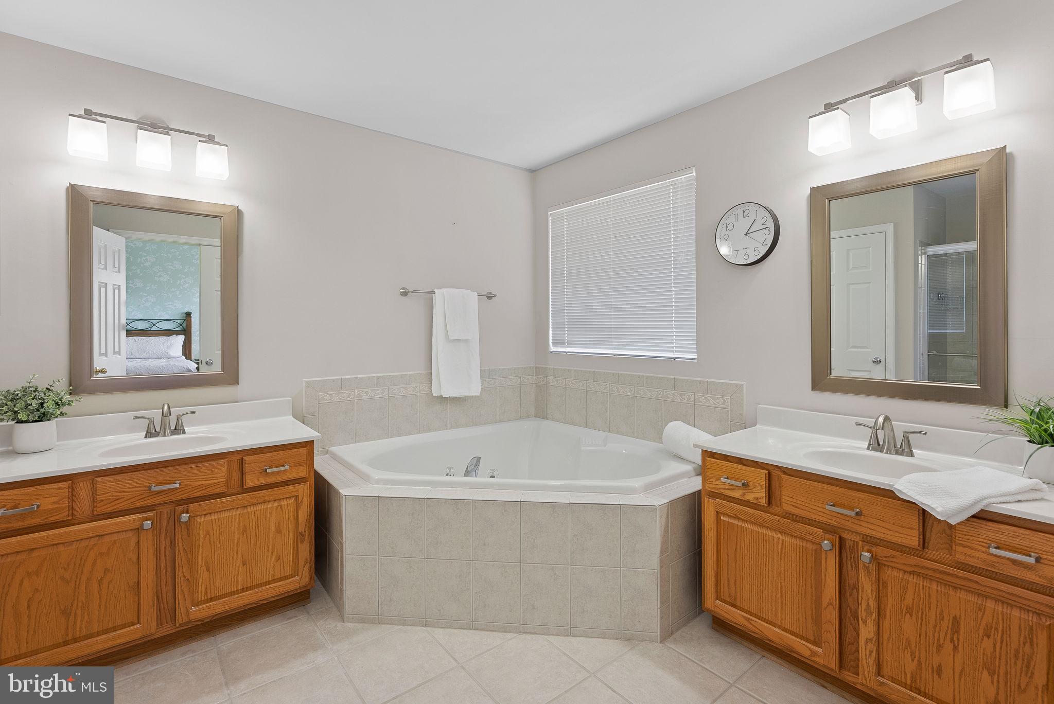 818 Ferndale Ter NE