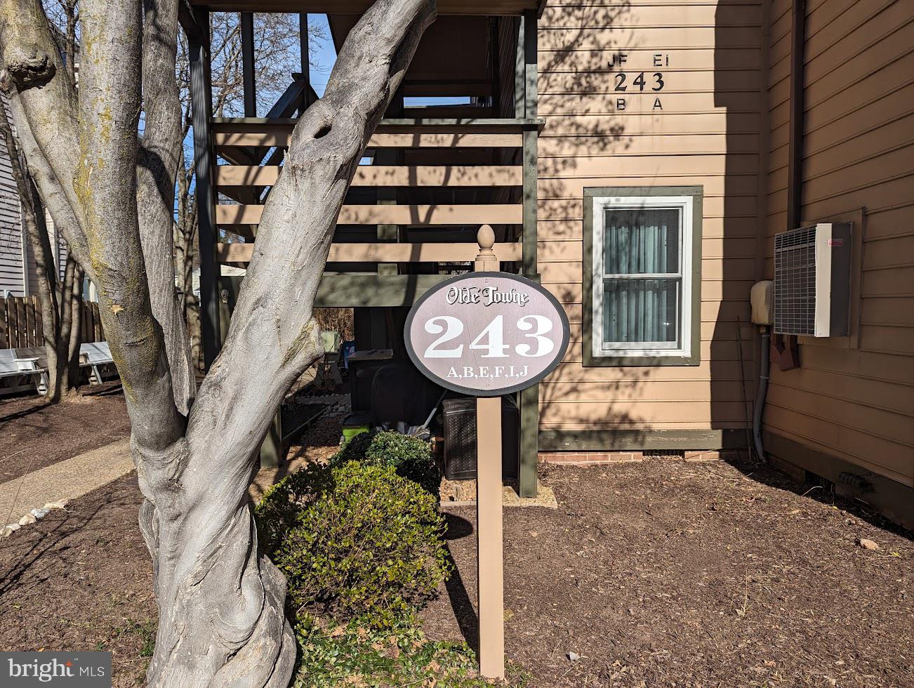 243 Loudoun St #I