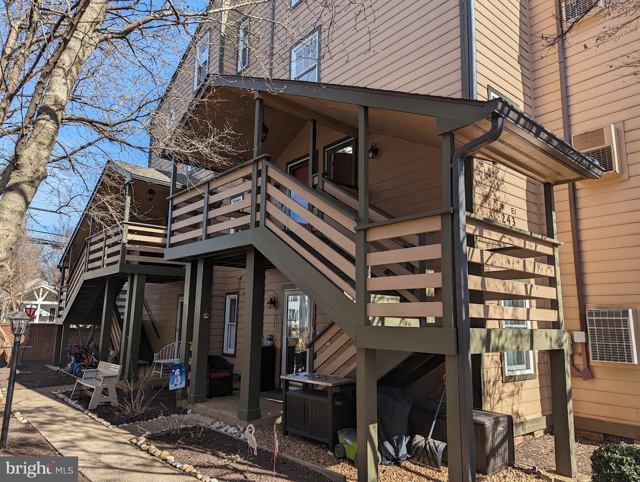 243 Loudoun St #I