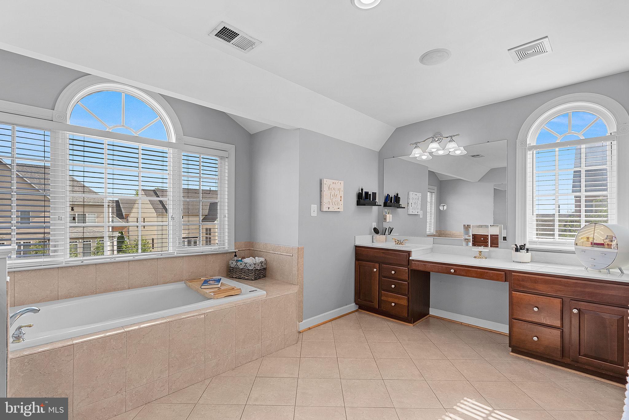19214 Greystone Sq