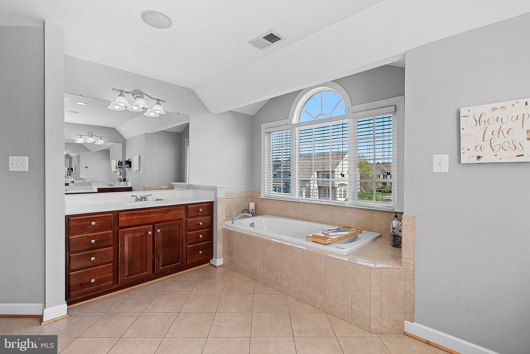 19214 Greystone Sq