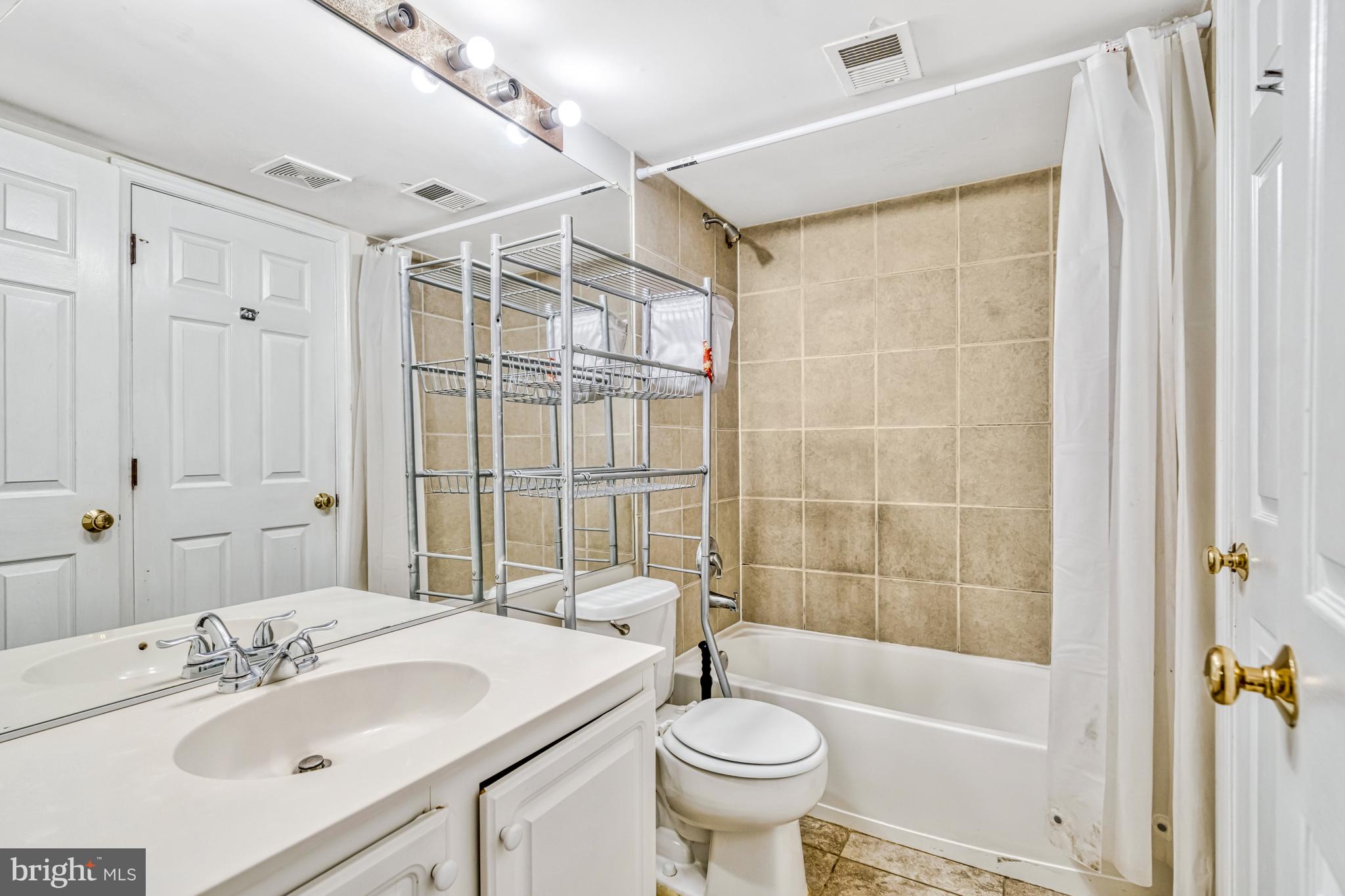 21724 Regents Park Cir