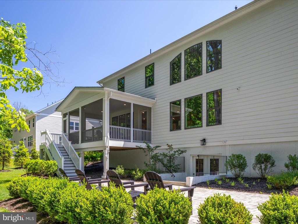23299 Lansing Woods Ln