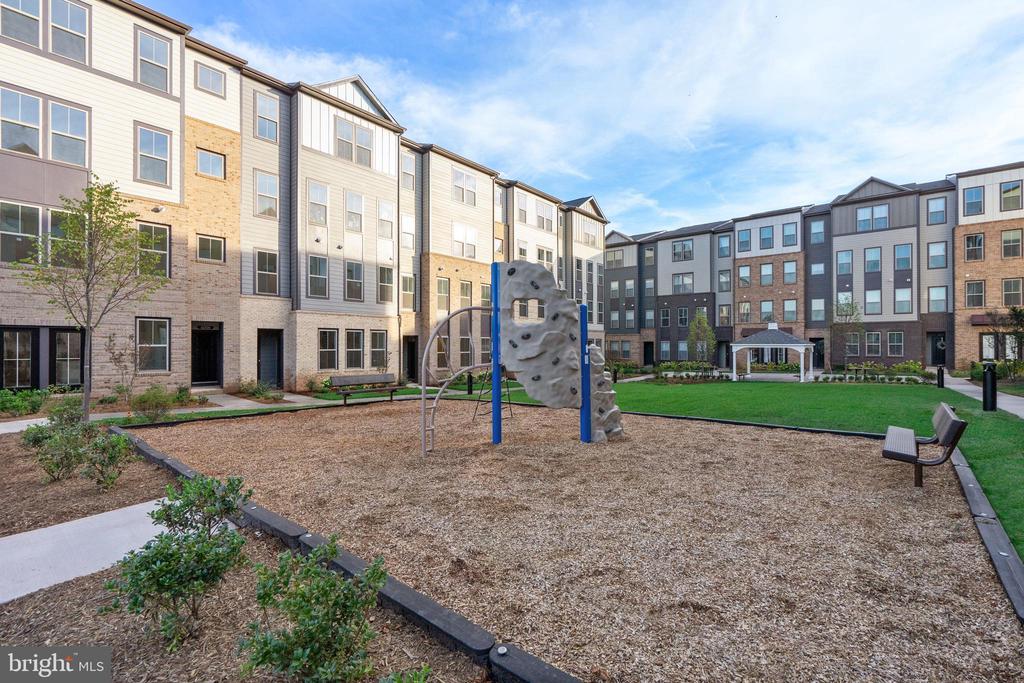 46223 Woodpecker Sq